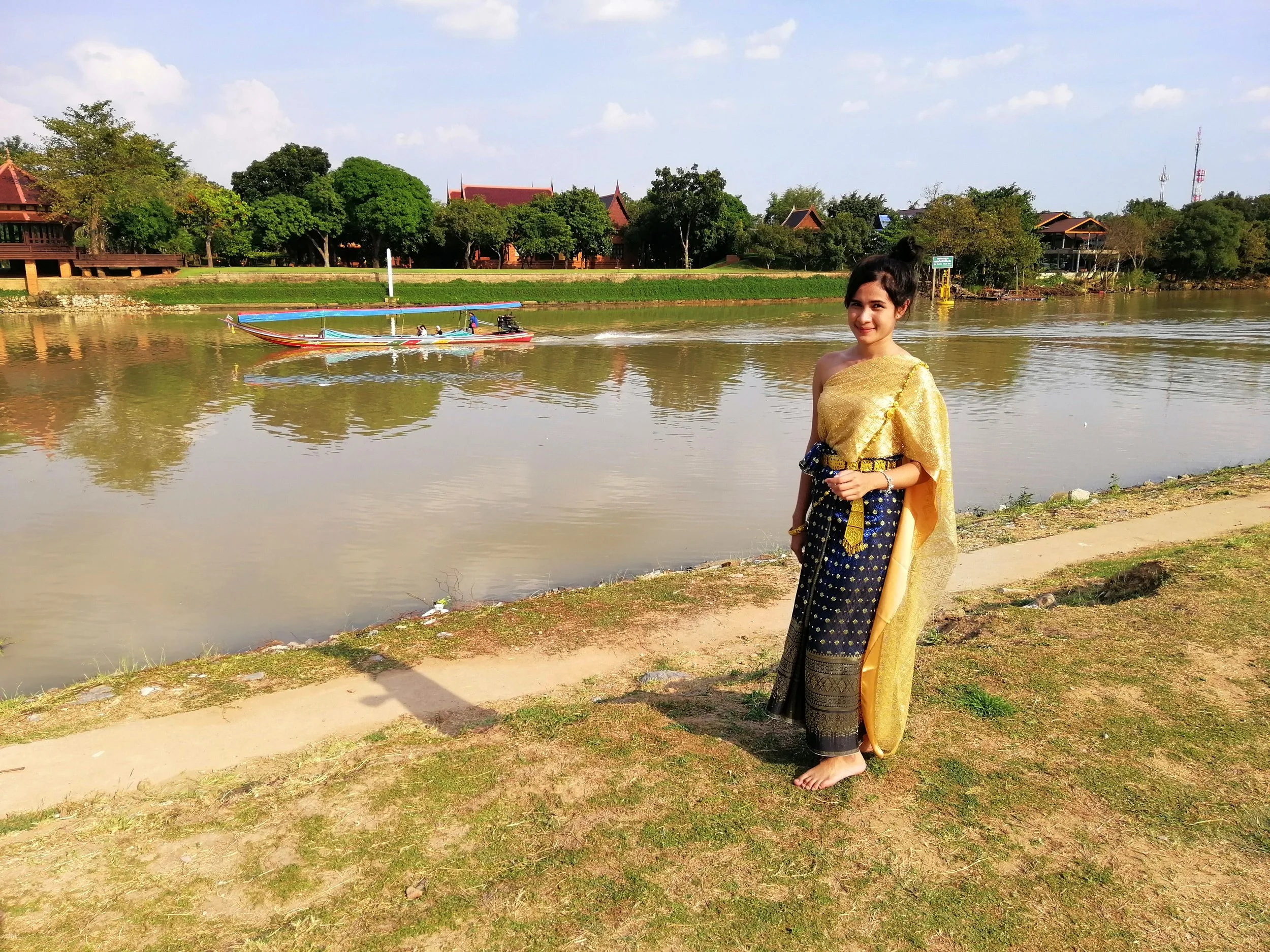 2018 Ayutthaya Pics with Gift in Traditional Dress (145).jpg