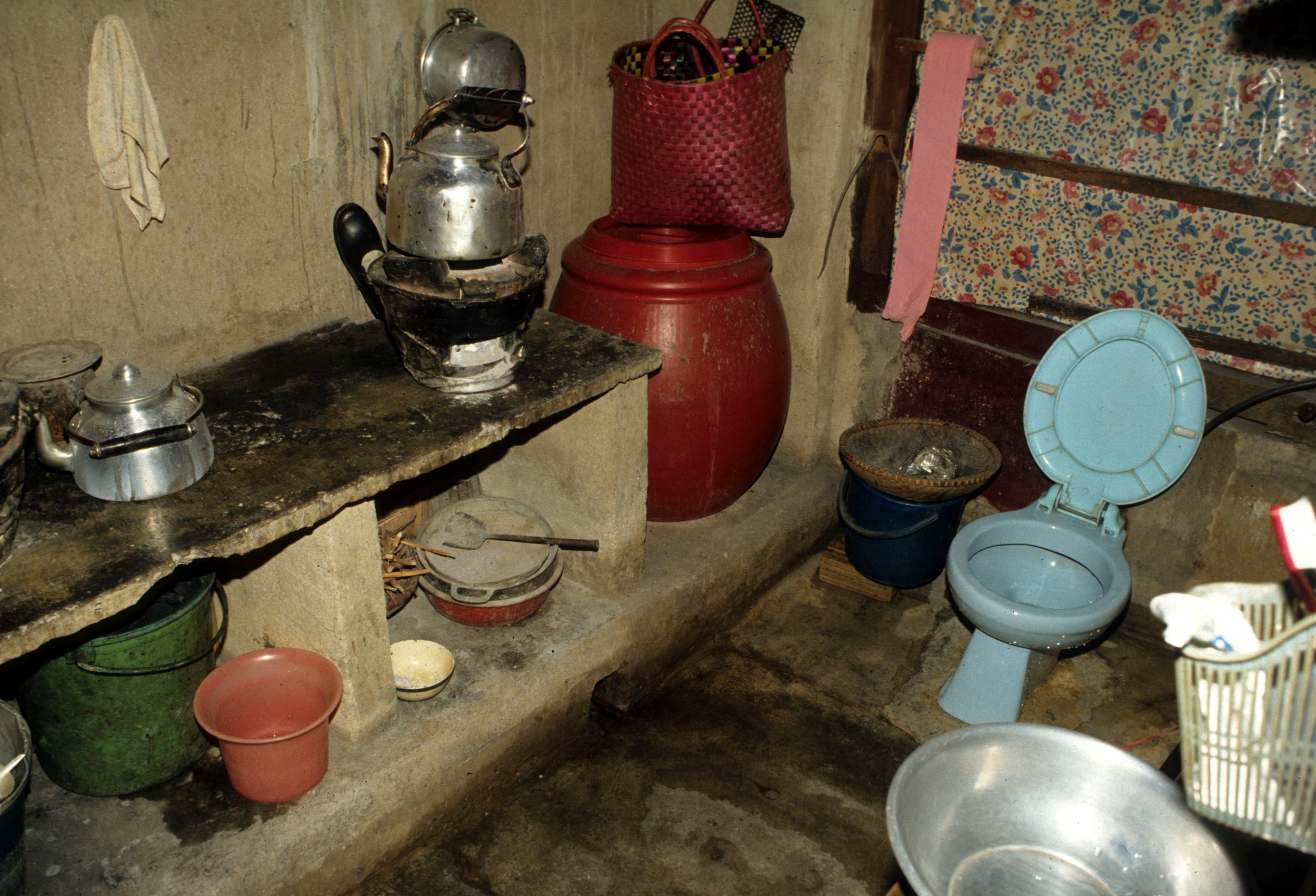 DALAT - LIENS AUNTS HOUSE -  MIDDLE CLASS KITCHEN-TOILET.jpg