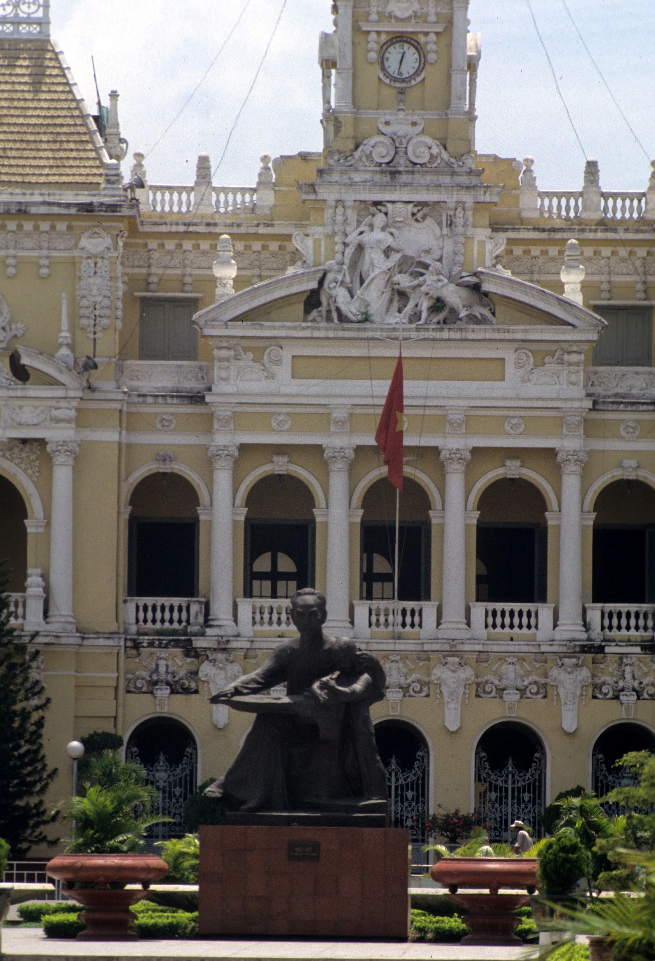 SAIGON - HO CHI MINHS STATUE.jpg