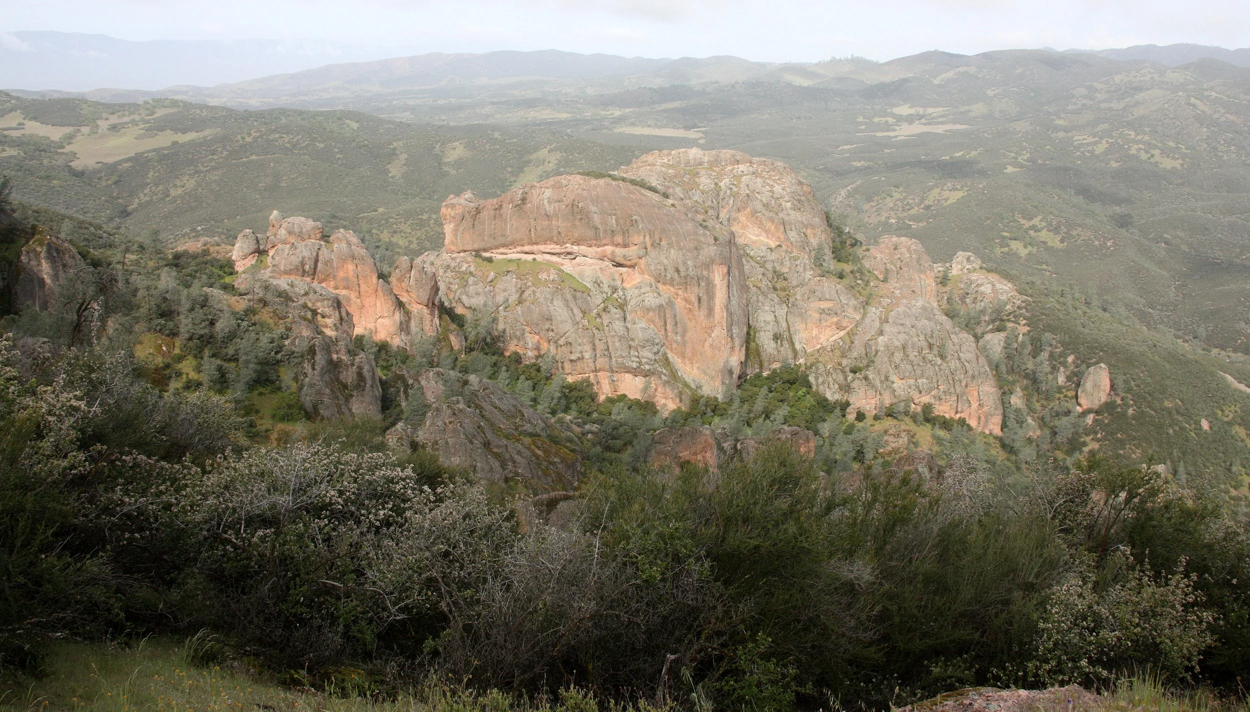 PINNACLES NATIONAL MONUMENT CALIFORNIA - VIEWS OF THE REGION (34).JPG