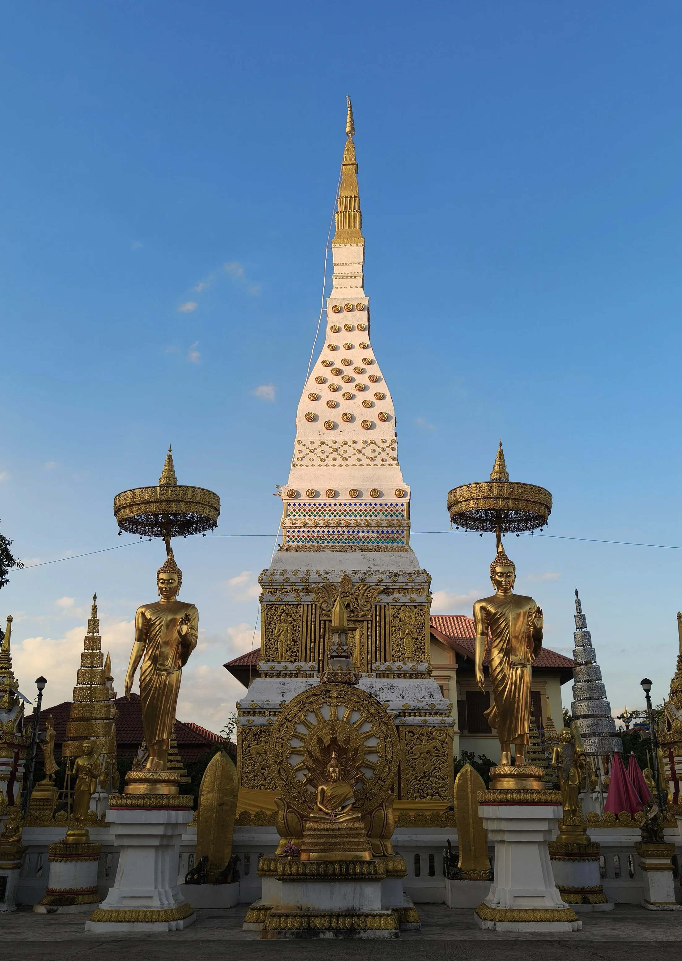 Wat Mahathat Phra That Nakhon  - Nakhon Phanom (1).jpg