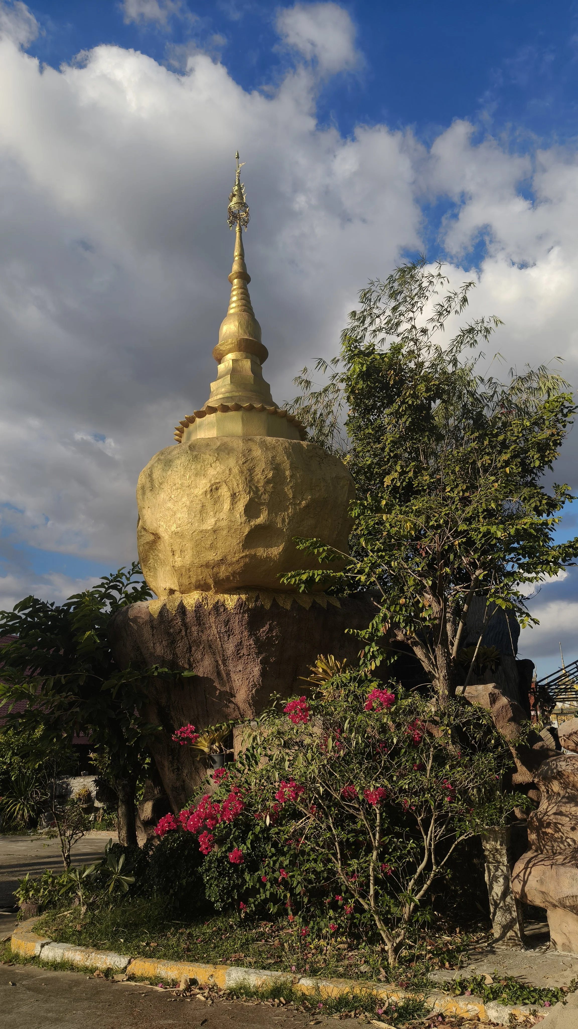 Wat Maruk Kha Nakhon (or Wat MaRukKhaNakhon) Nakhon Phanom, Thailand (40).jpg