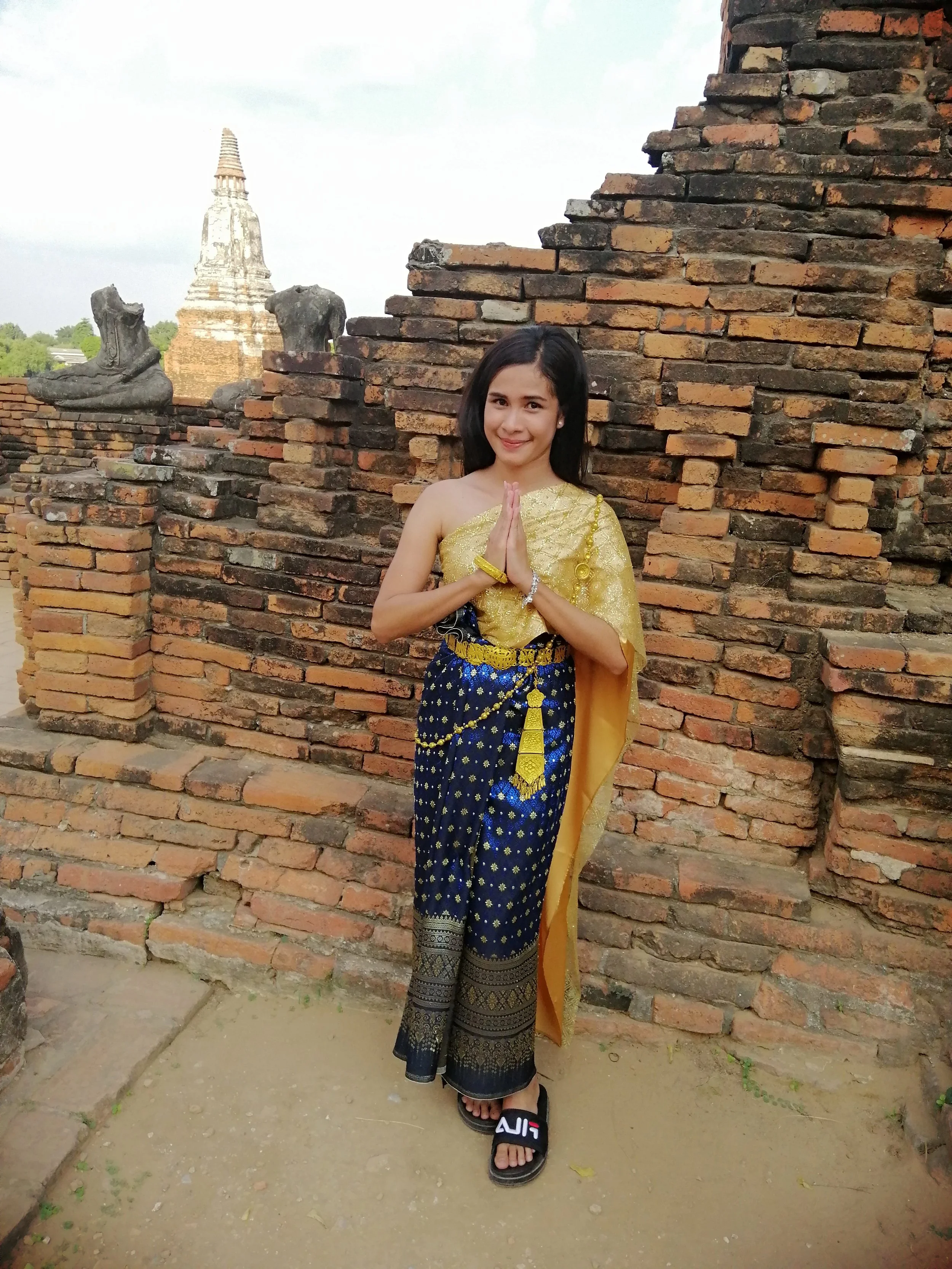 2018 Ayutthaya Pics with Gift in Traditional Dress (165).jpg