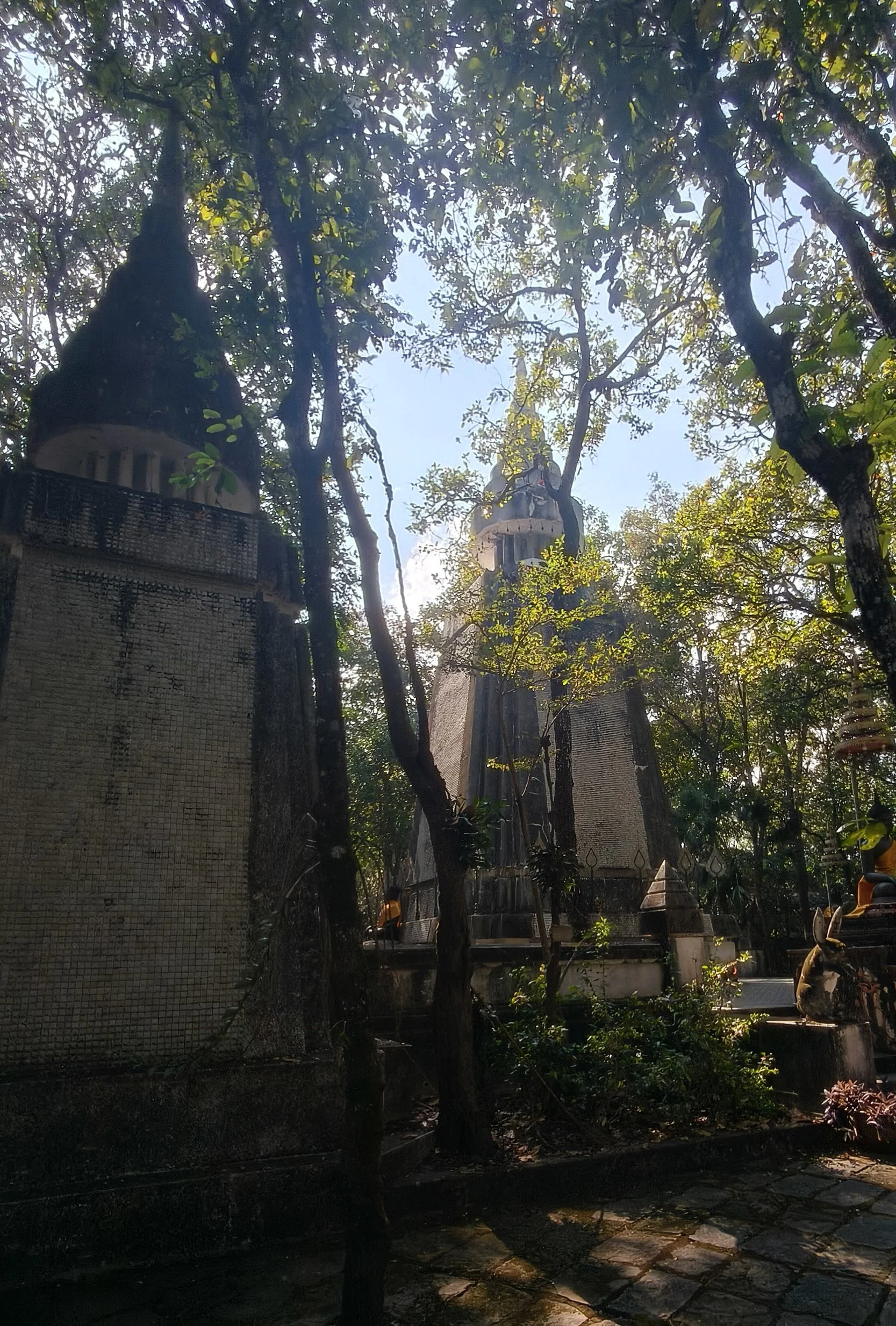 Wat Analayothipyaram (Luang Pu Phaibun) Phayao Thailand (4).jpg