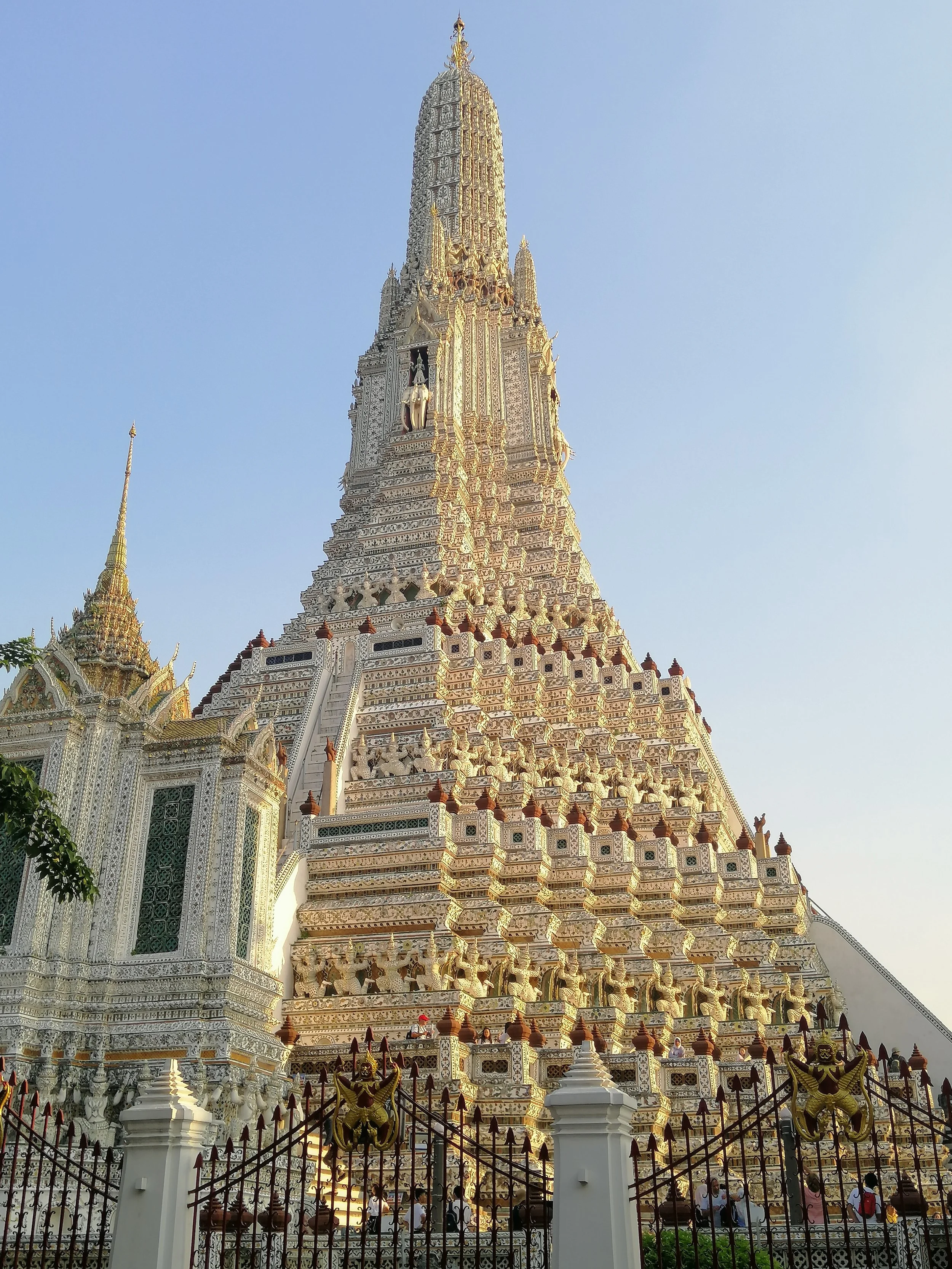 2018 Pics with Gift in Thailand (192).jpg