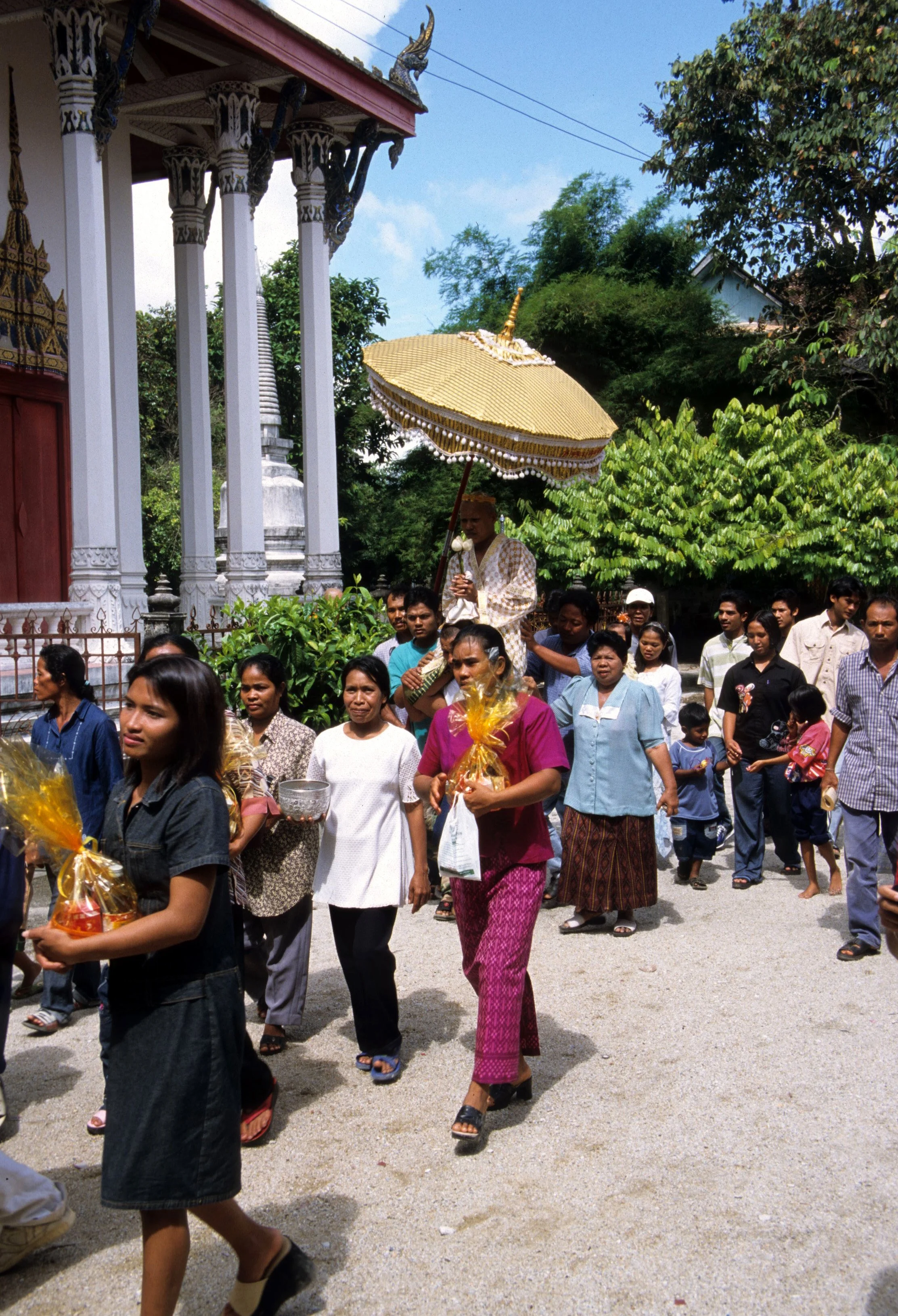 2004 Nakhonsithammarat Markets, Monks and Baby Cokie (24).jpg