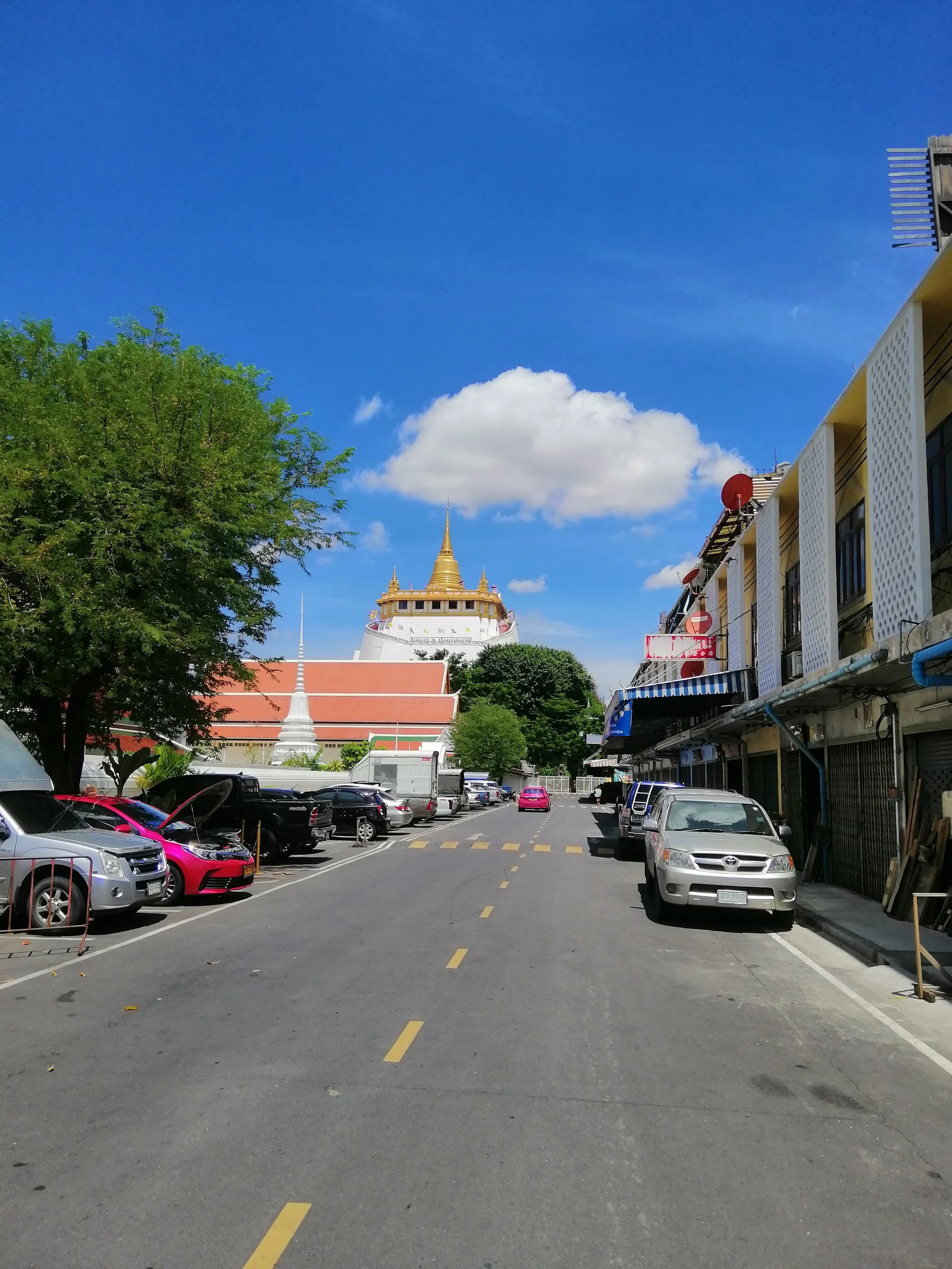 2020 Bagnkok - Wat Sakket visit to see Vulture Statue (98).jpg