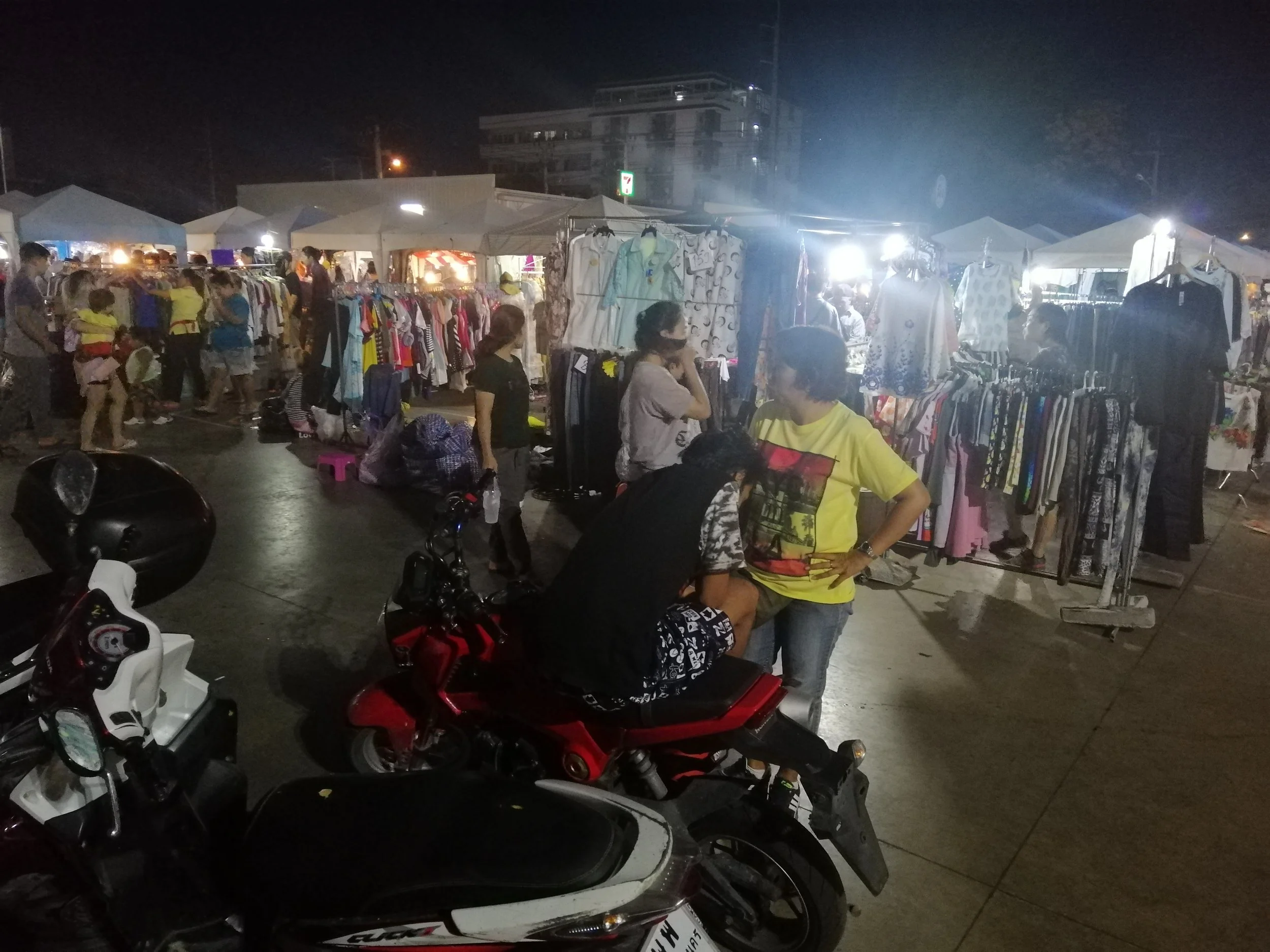 2018 Pics with Gift in Thailand (556).jpg