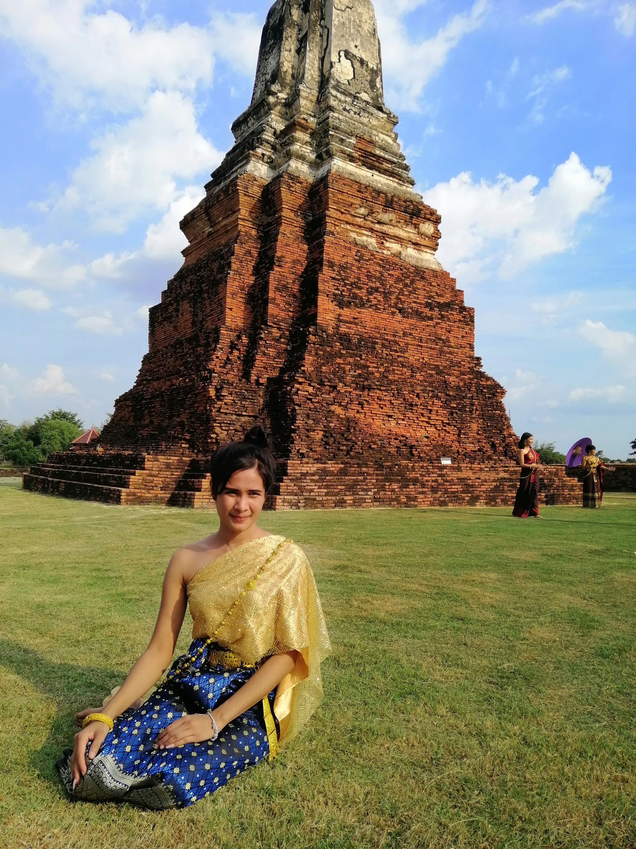 2018 Ayutthaya Pics with Gift in Traditional Dress (142).jpg