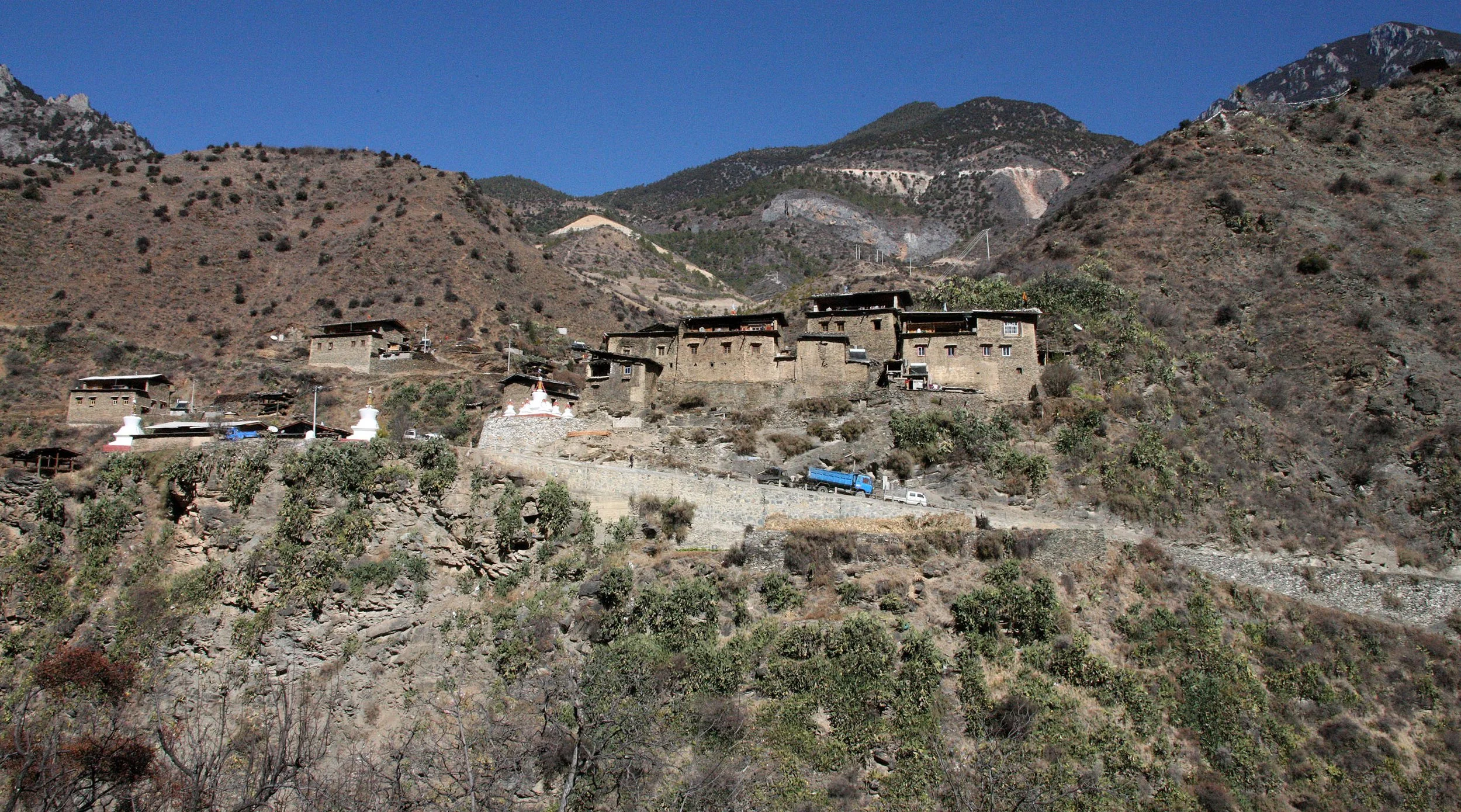 YUNNAN - TACHENG TOWN - NEAR BAIMA SNOW MOUNTAIN (2).JPG