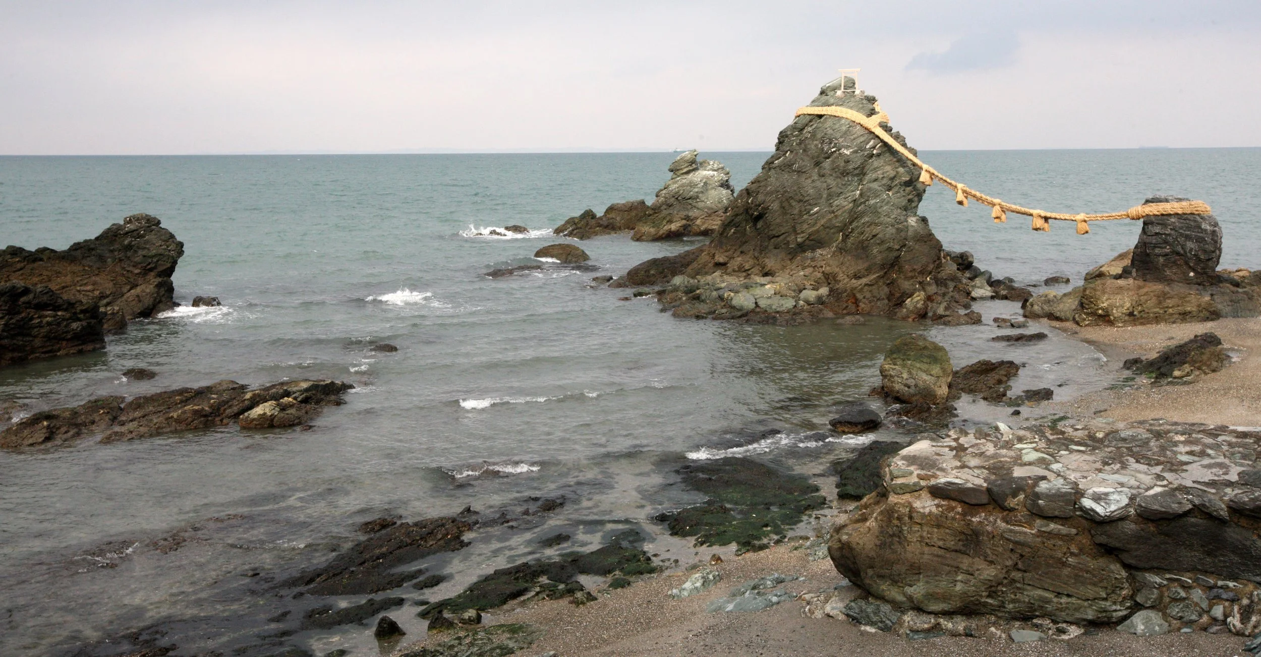 MEOTO IWA ROCKS AND SHRINE NEAR TOBA JAPAN (14).JPG