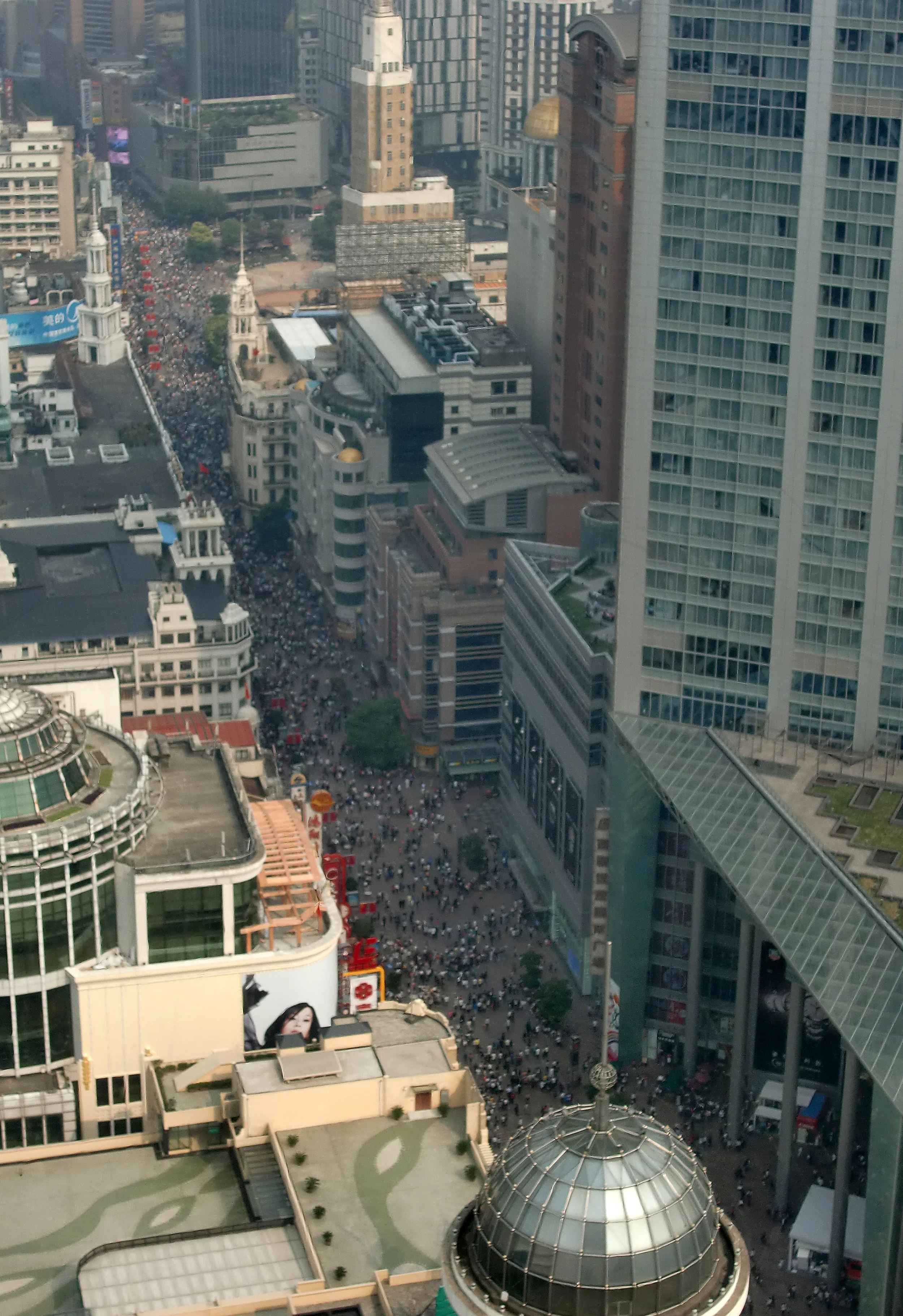 2010-10-3 WALKING PEOPLE'S SQUARE SHANGHAI (6).JPG