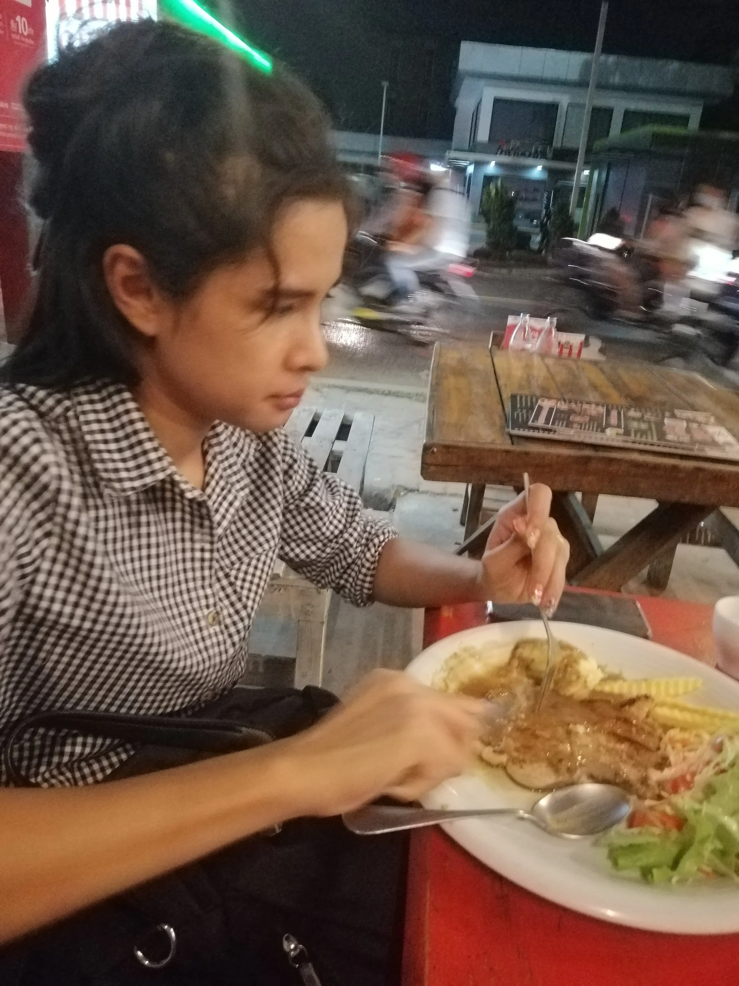 2018 Pics with Gift in Thailand (379).jpg