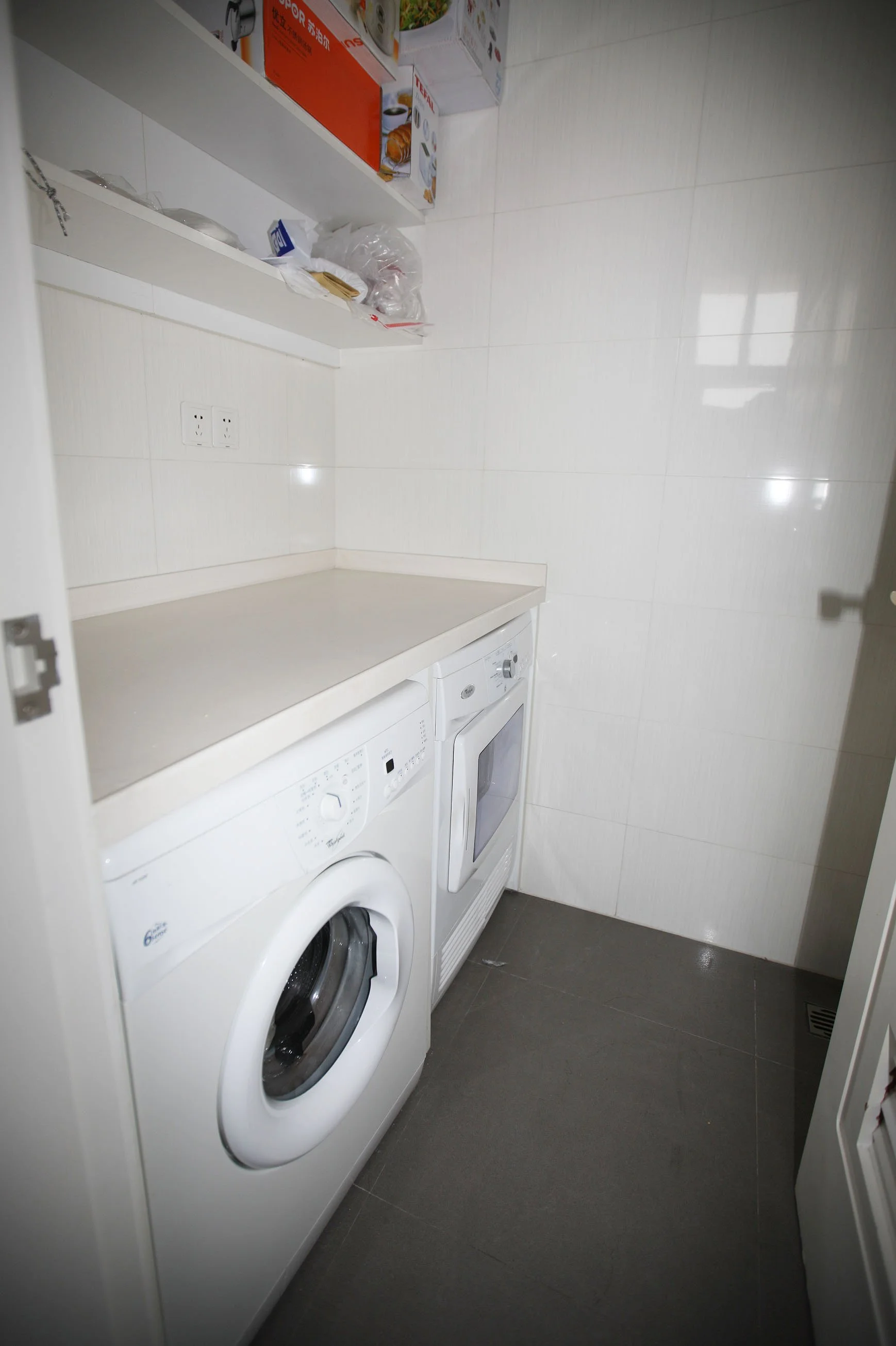 SHANGHAI - JINQIAO PUDONG GREEN COURT II - OUR APARTMENT! - LAUNDRY ROOM.JPG