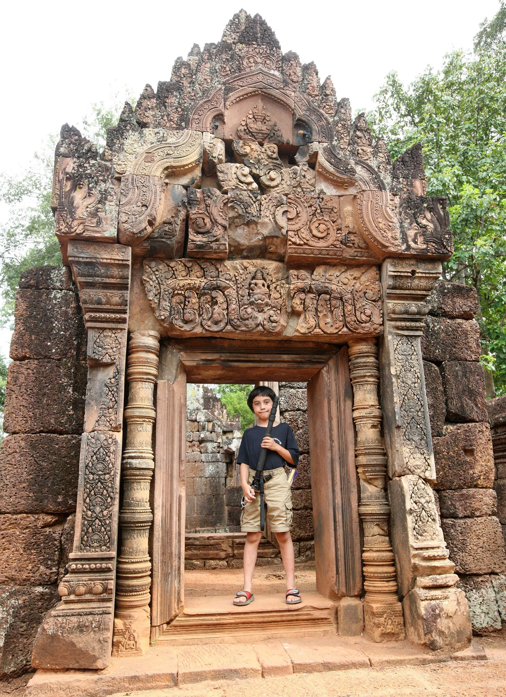 BANTEAY SREI TEMPLE - CAMBODIA (12).JPG