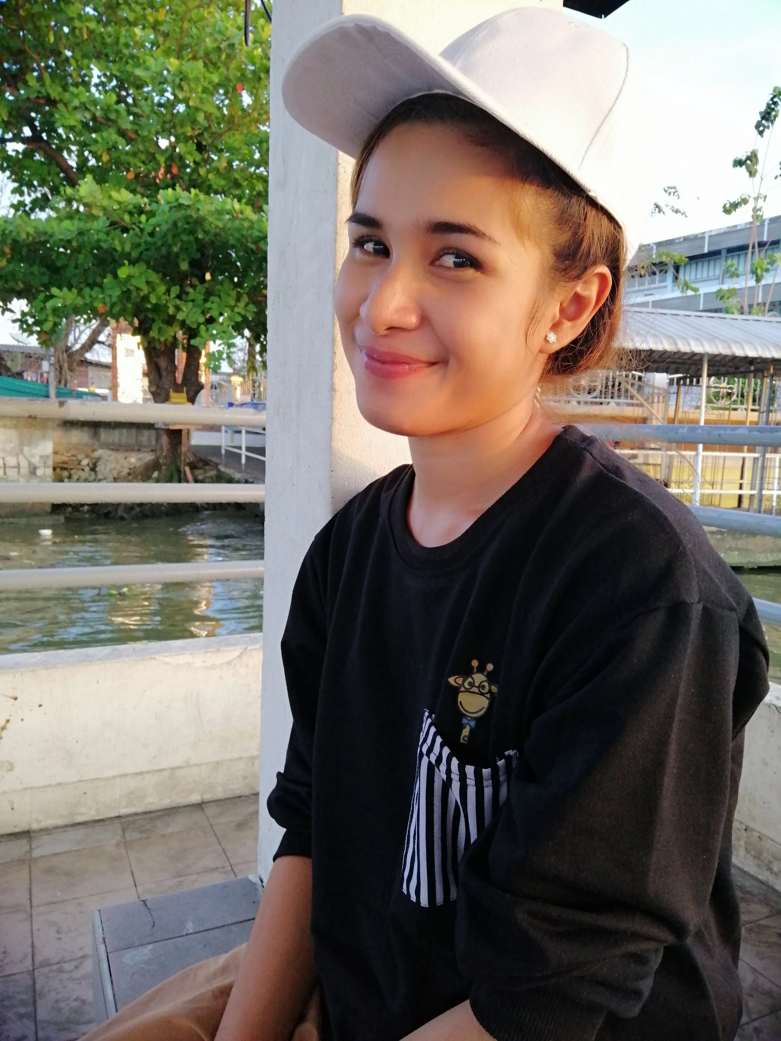 2018 Pics with Gift in Thailand (52).jpg