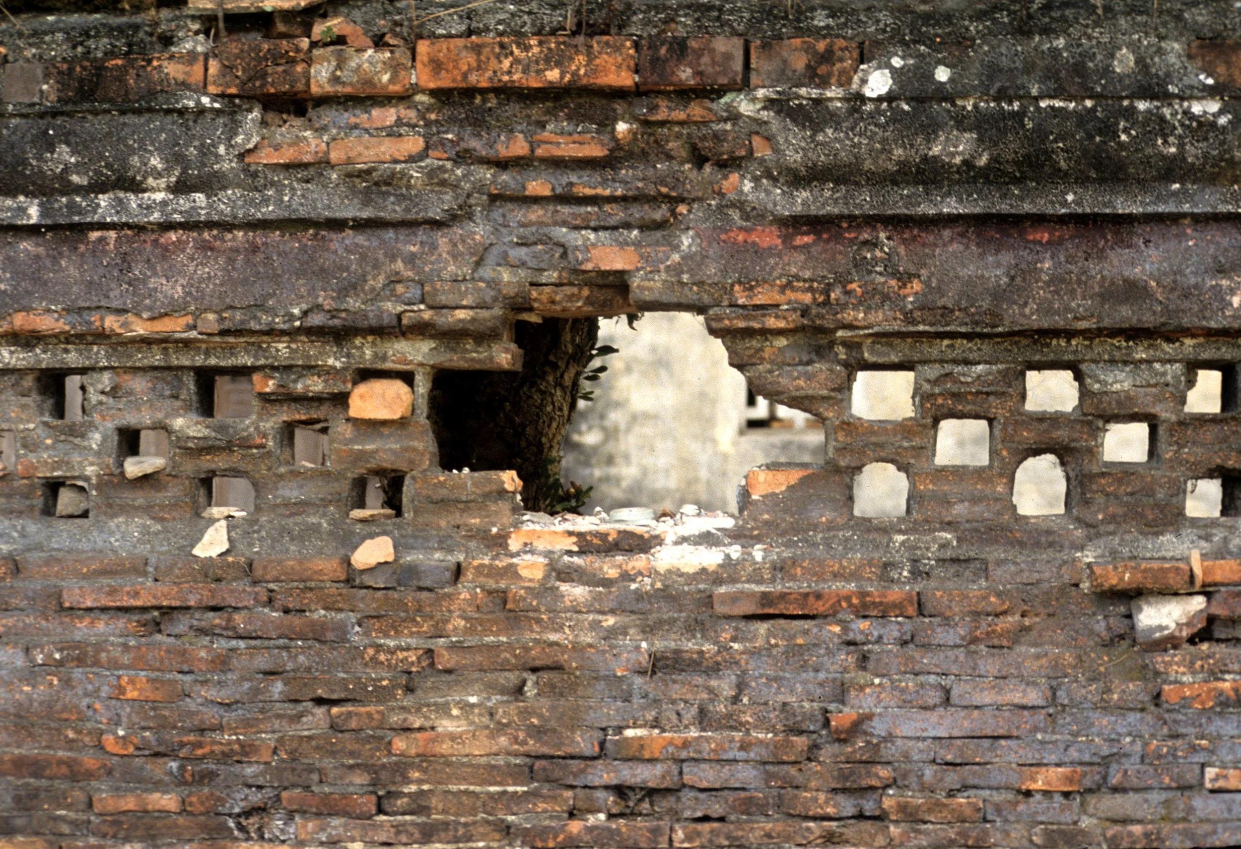 HUE - IMPERIAL PALACE 1994 (12).jpg