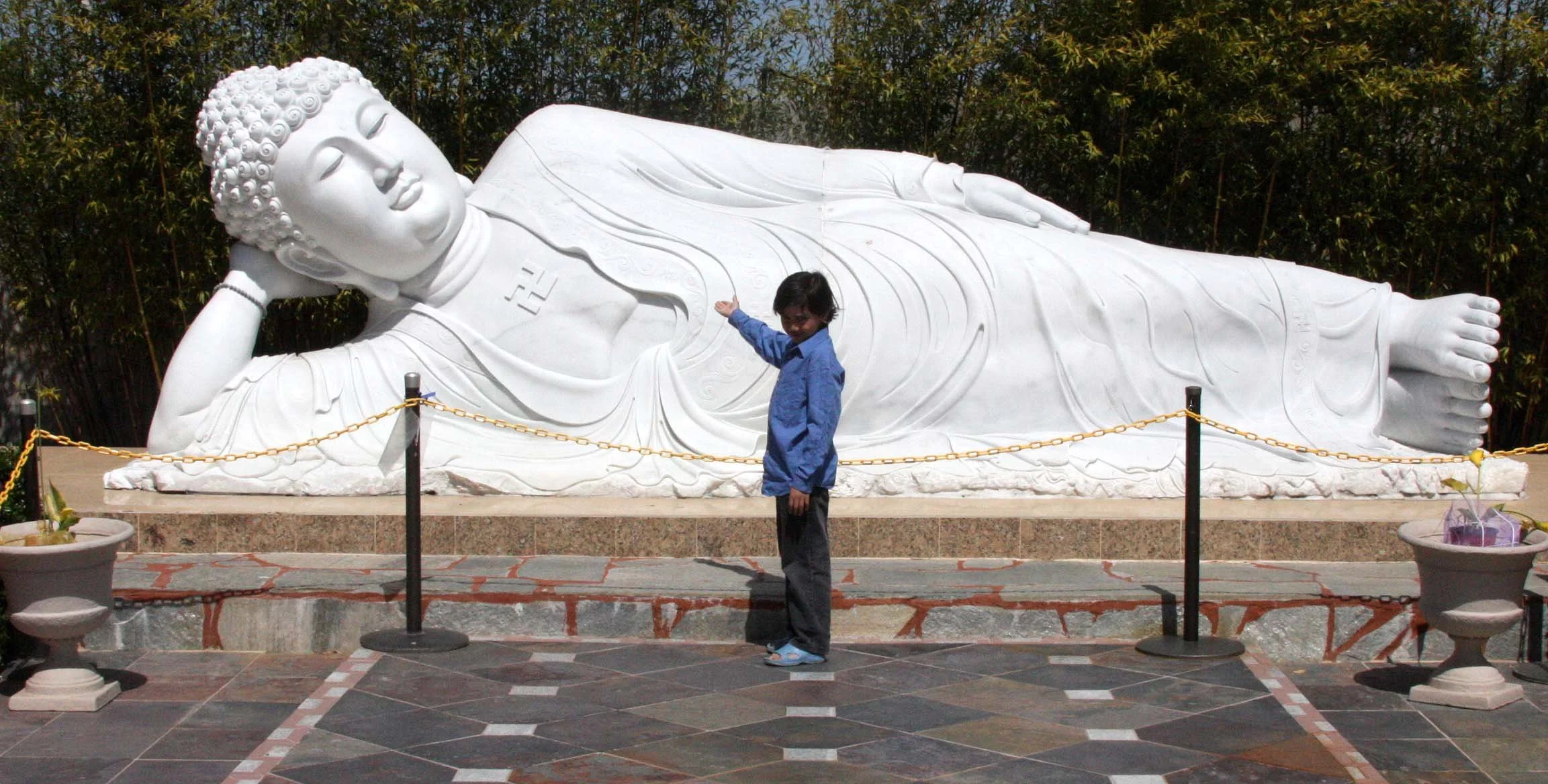 2010-4-10 SACRAMENTO CALIFORNIA - LIEN'S TEMPLE & COSUMNES MEMORIAL (5).JPG