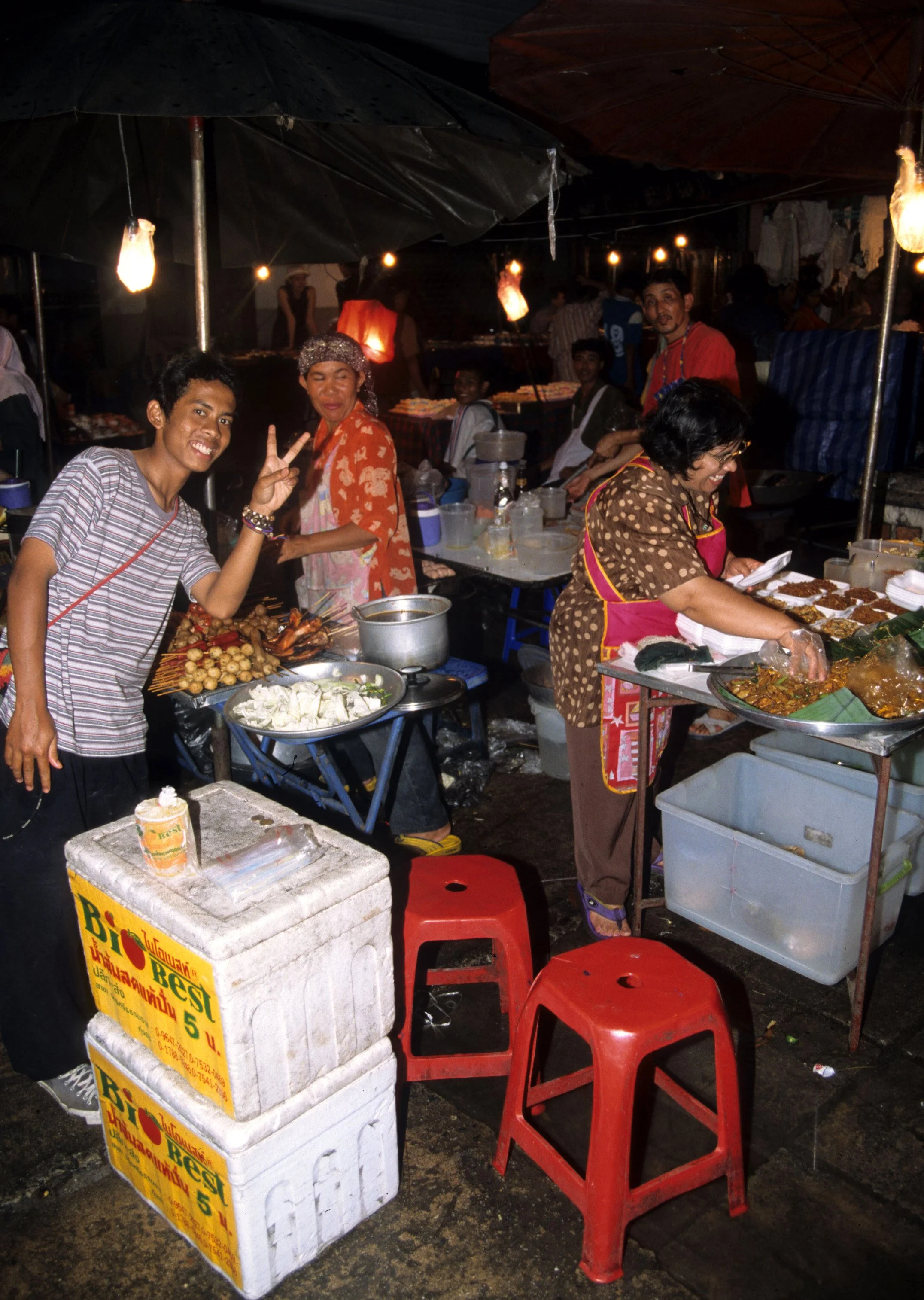 2004 Nakhonsithammarat Markets, Monks and Baby Cokie (54).jpg