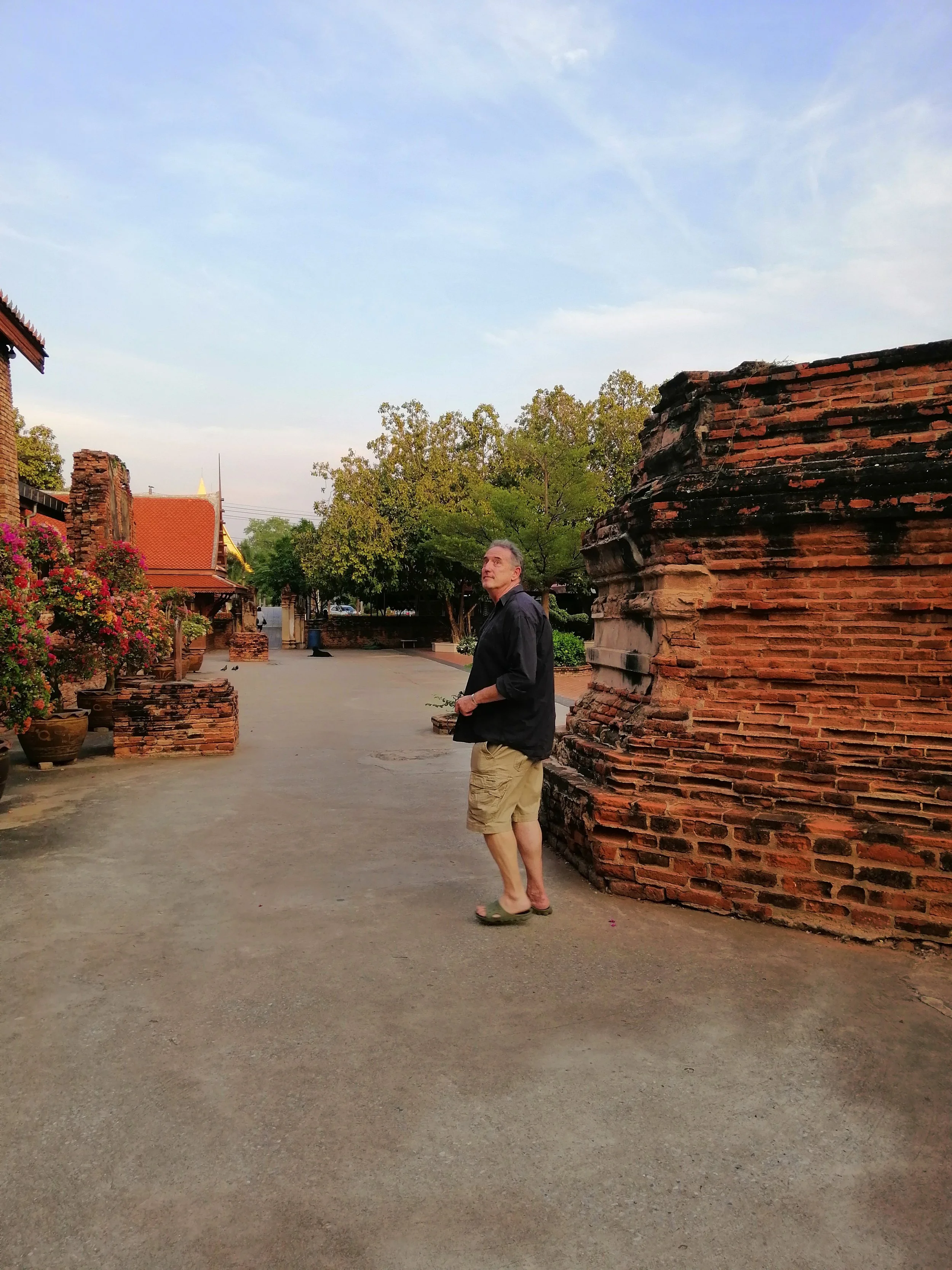 2018 Ayutthaya Pics with Gift in Traditional Dress (58).jpg