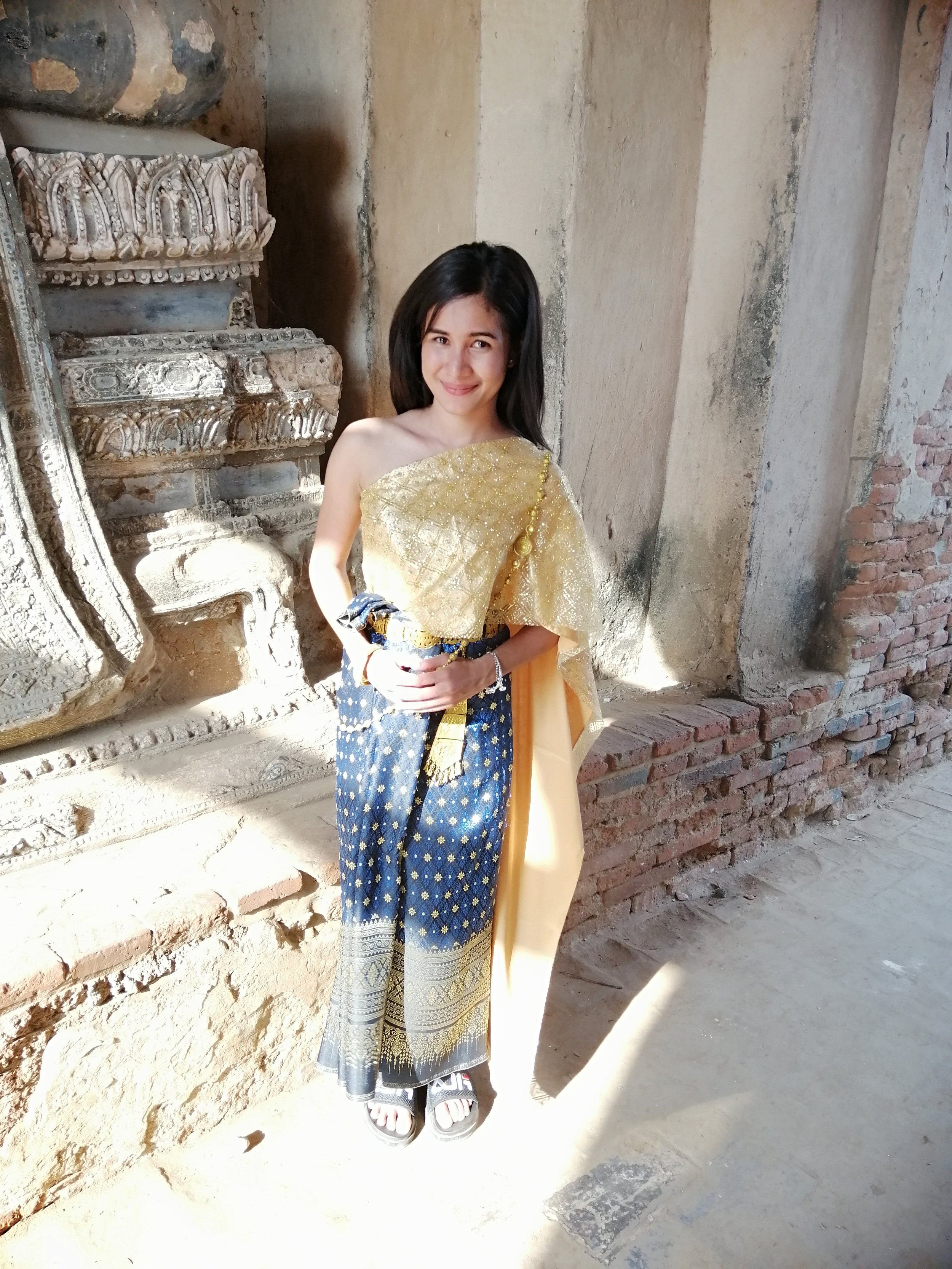 2018 Ayutthaya Pics with Gift in Traditional Dress (175).jpg