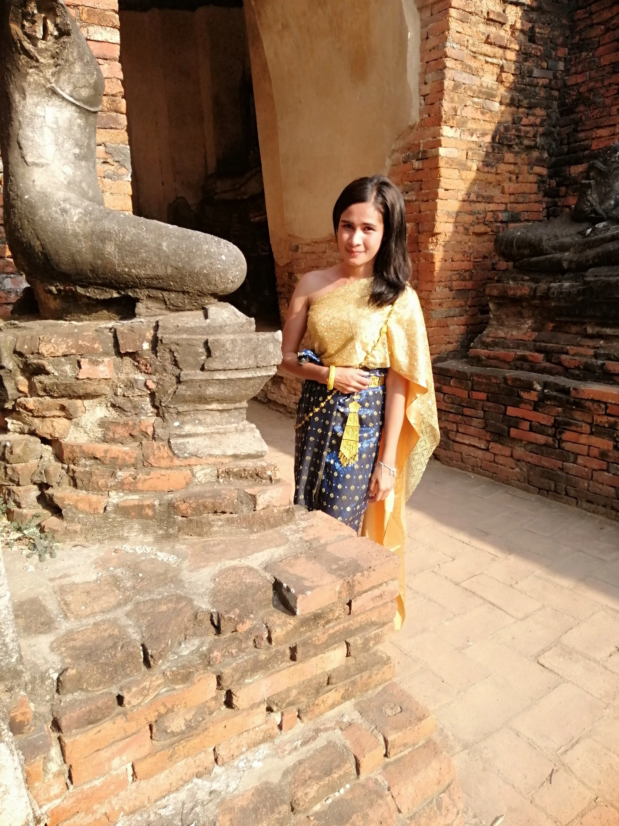 2018 Ayutthaya Pics with Gift in Traditional Dress (162).jpg