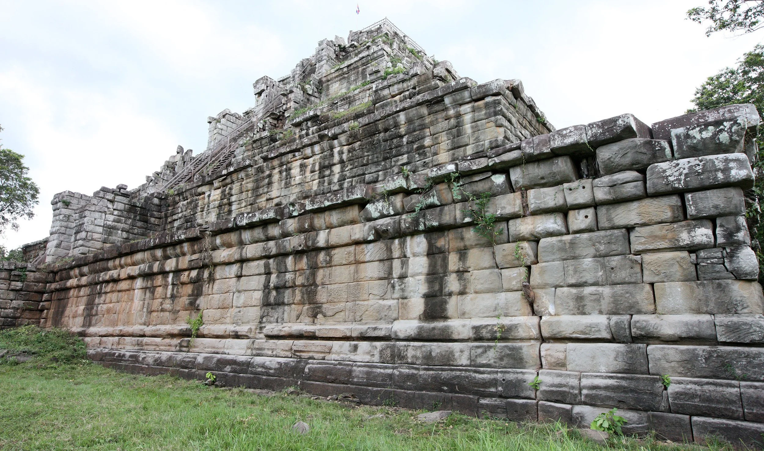 KOH KER TEMPLE - CAMBODIA - JULY 2010 (16).JPG