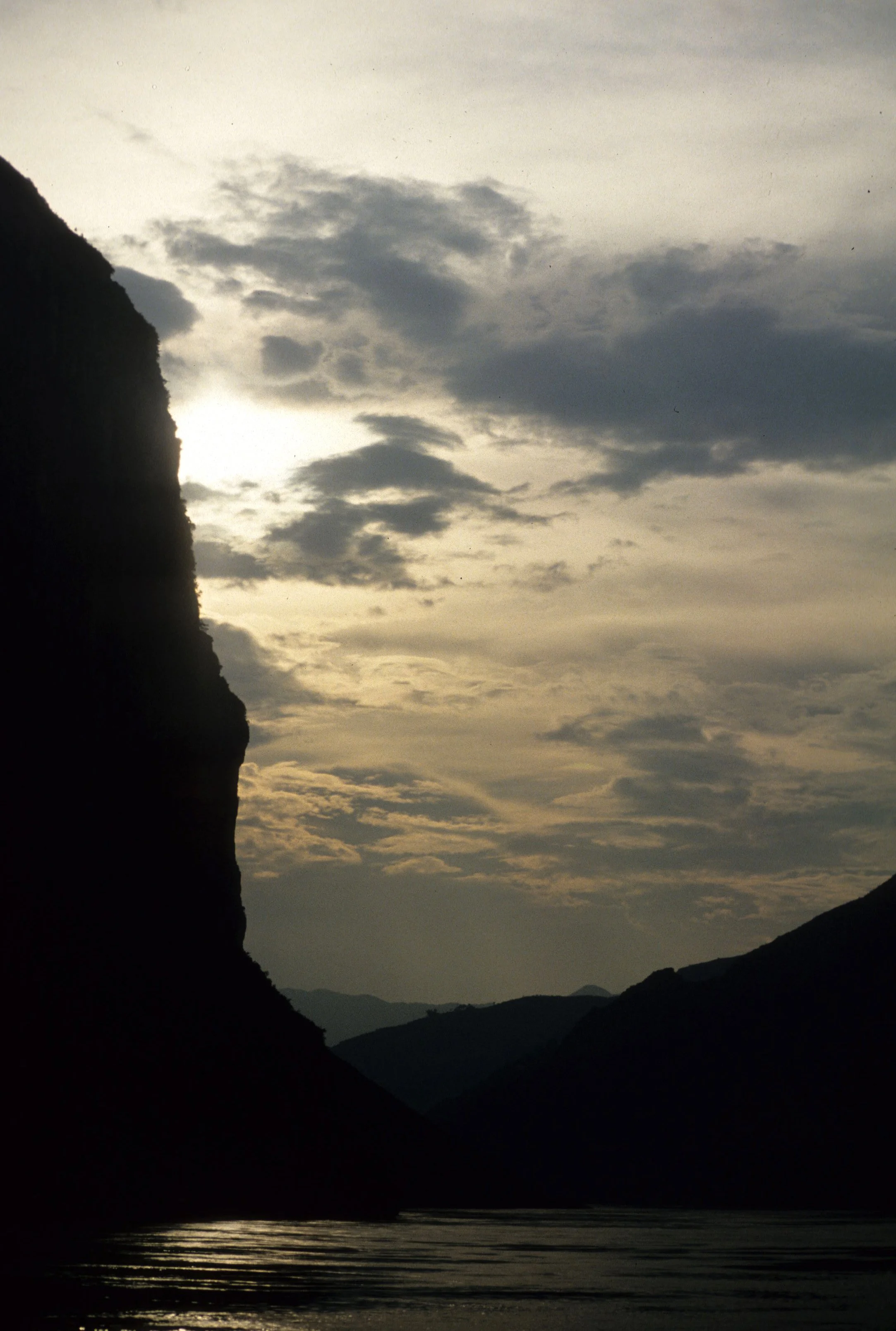 YANGTZE RIVER - THREE GORGES CRUISE - 1994.jpg