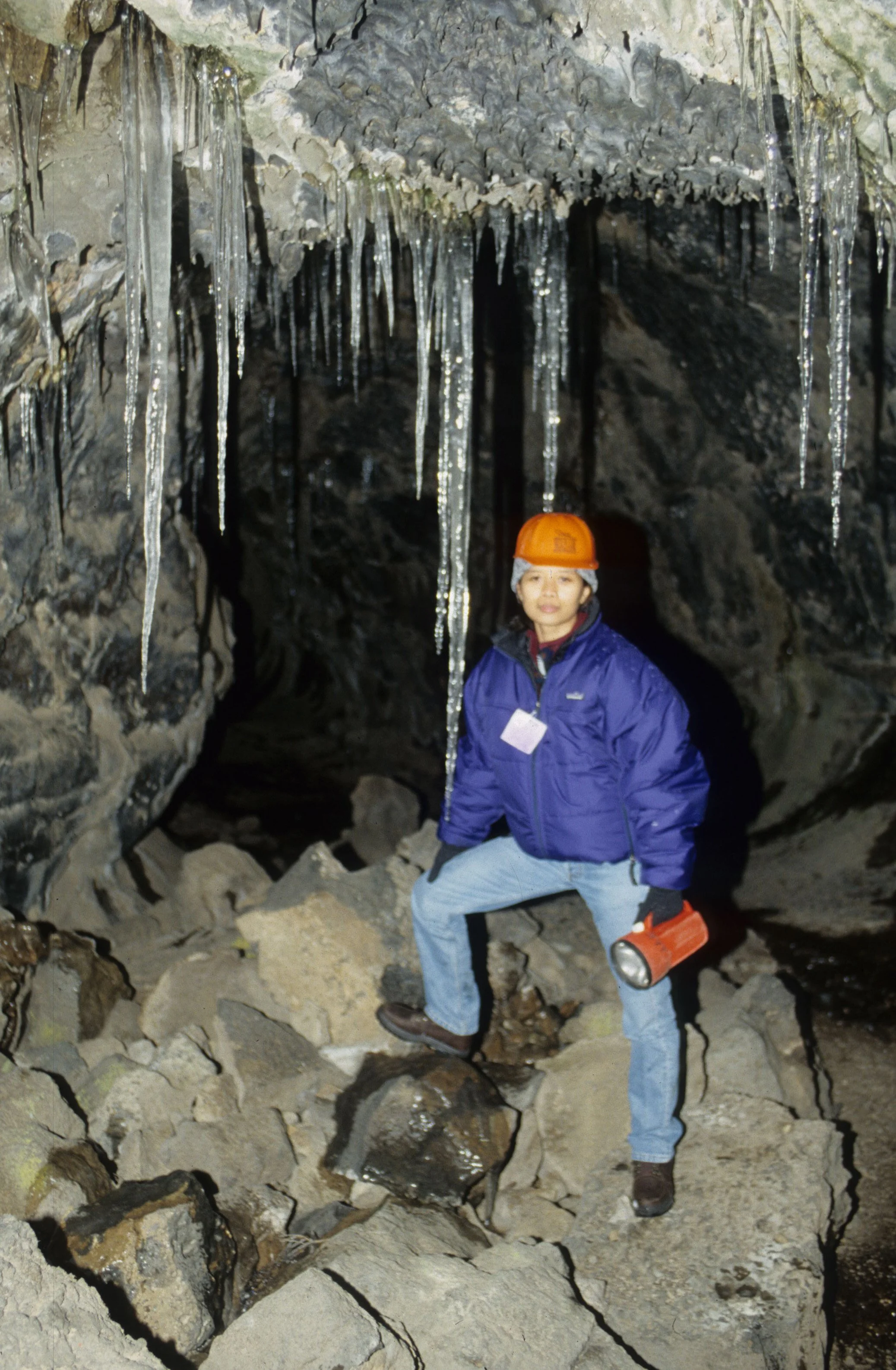 CALIFORNIA - LAVA BEDS NM - LAVA TUBE E.jpg