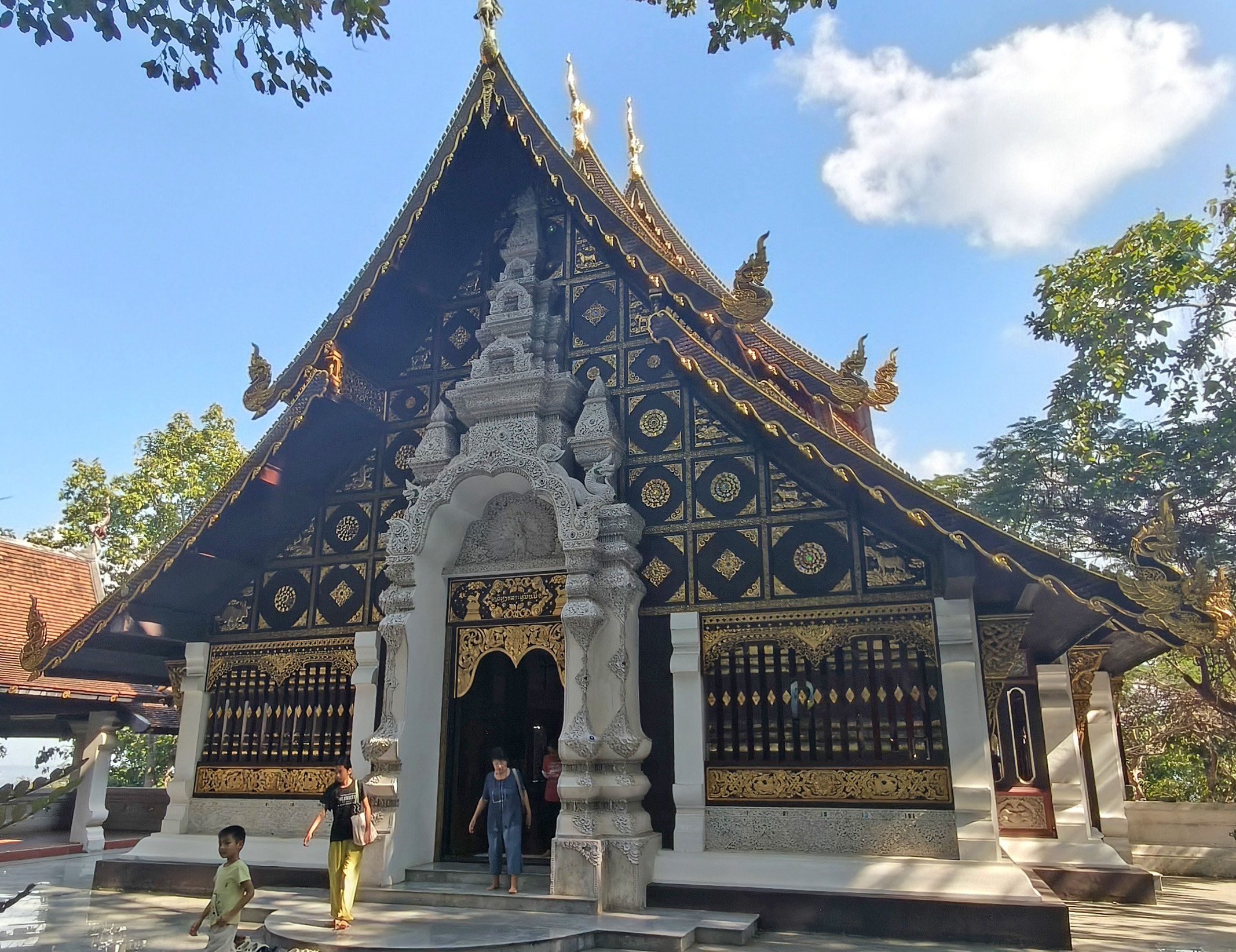 Wat Analayothipyaram (Luang Pu Phaibun) Phayao Thailand (6).jpg