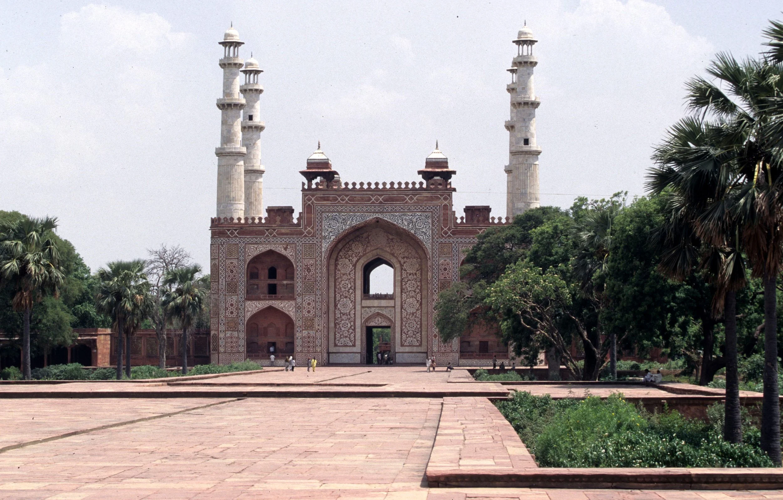 INDIA - AGRA - CASTLE NEAR TAJ MAHAL A.jpg