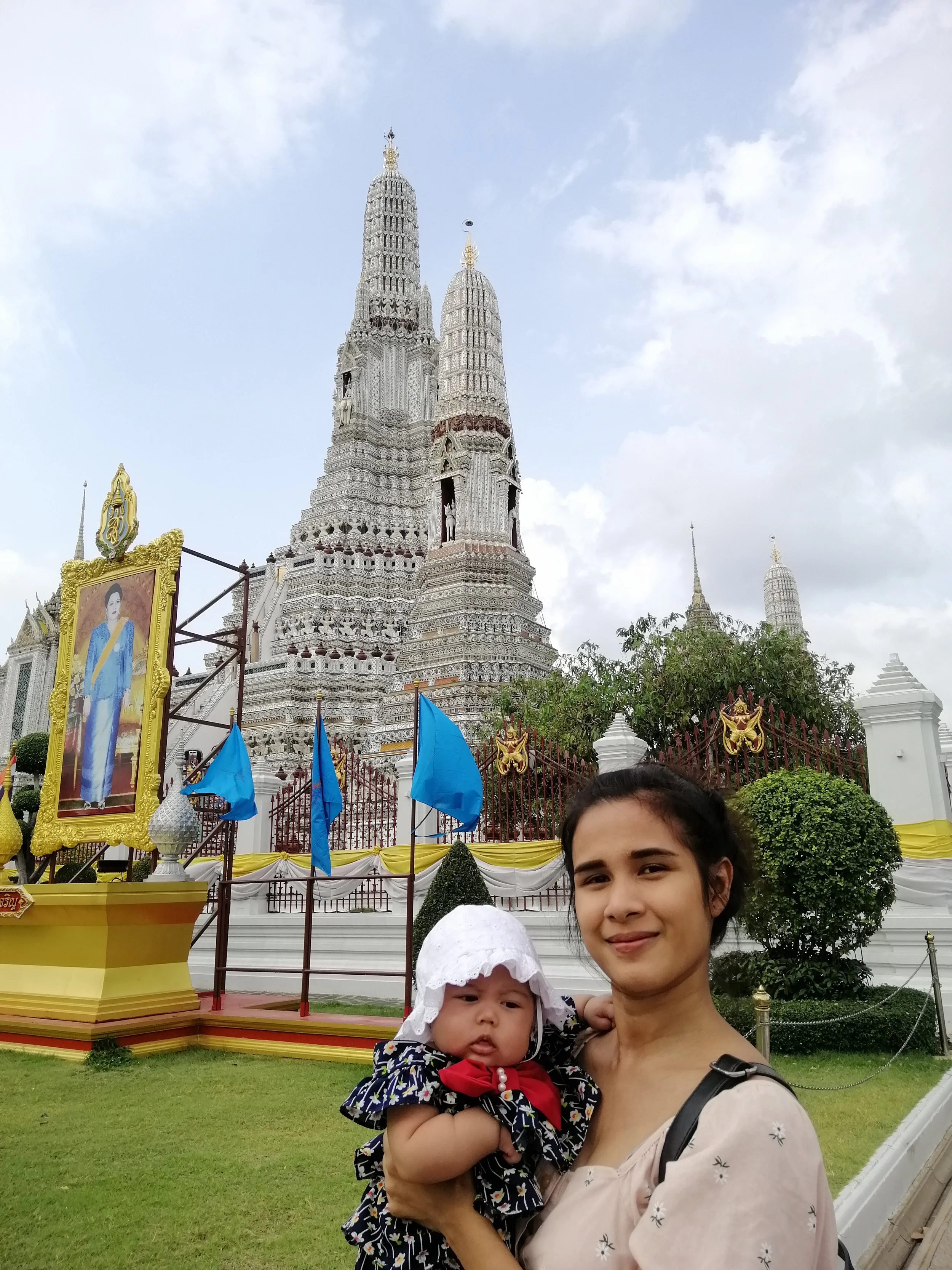 2020 Wat Arun with Liana, Cokie and Gift (30).jpg