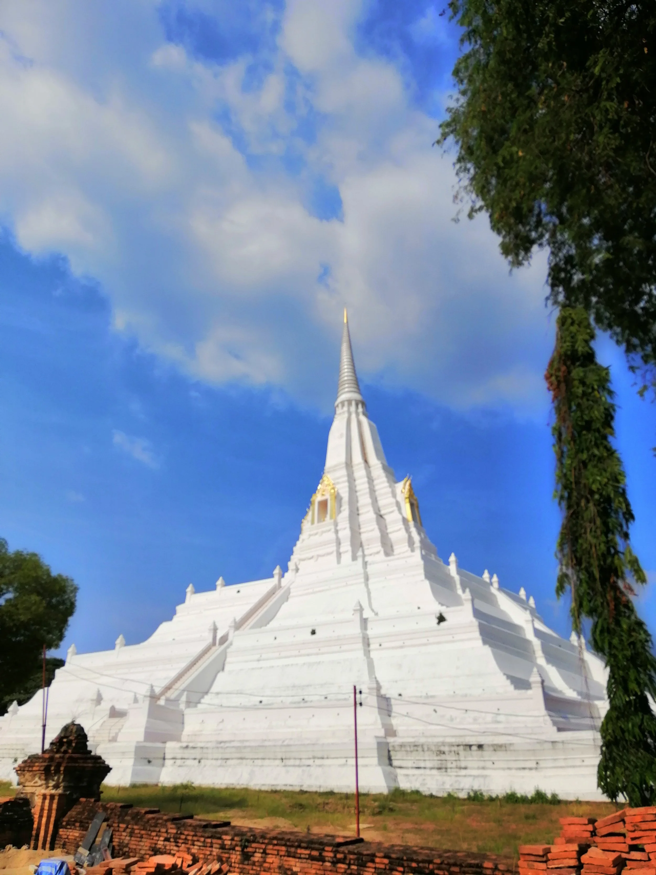 2018 Ayutthaya Pics with Gift in Traditional Dress (135).jpg
