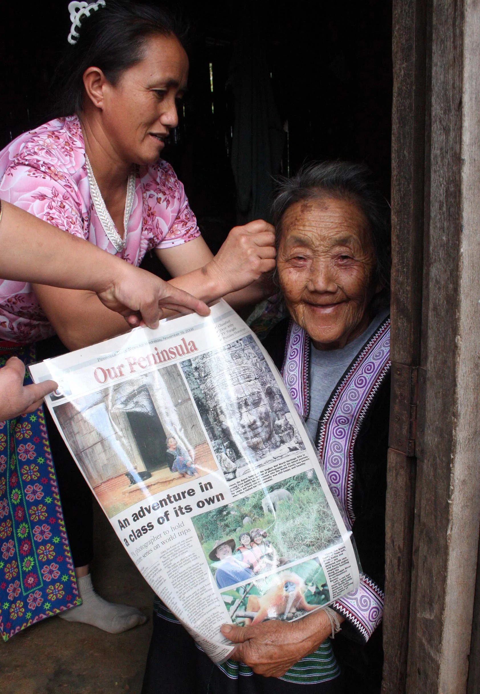 HILLTRIBE - HMONG - NEWSPAPER ARTICLE - CHRISTMAS IN THAILAND TRIP 2008 (14).JPG