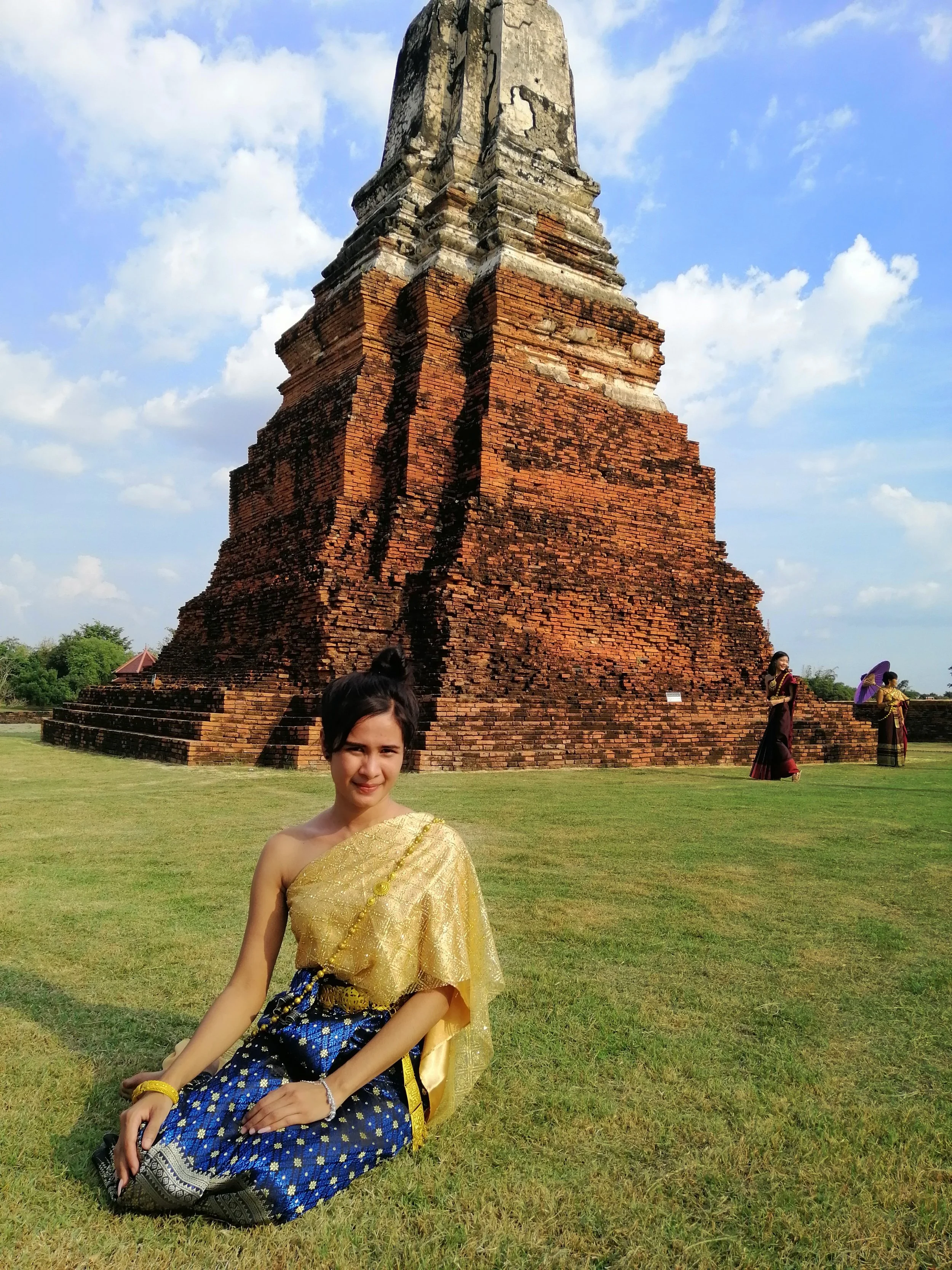 2018 Ayutthaya Pics with Gift in Traditional Dress (141).jpg