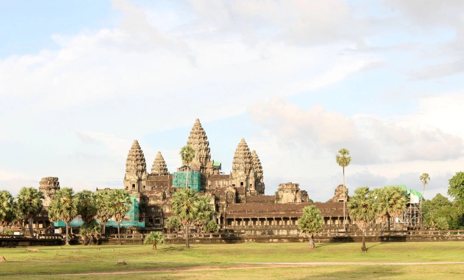 ANGKOR WAT TEMPLE - CAMBODIA - JULY 2010 (10).JPG