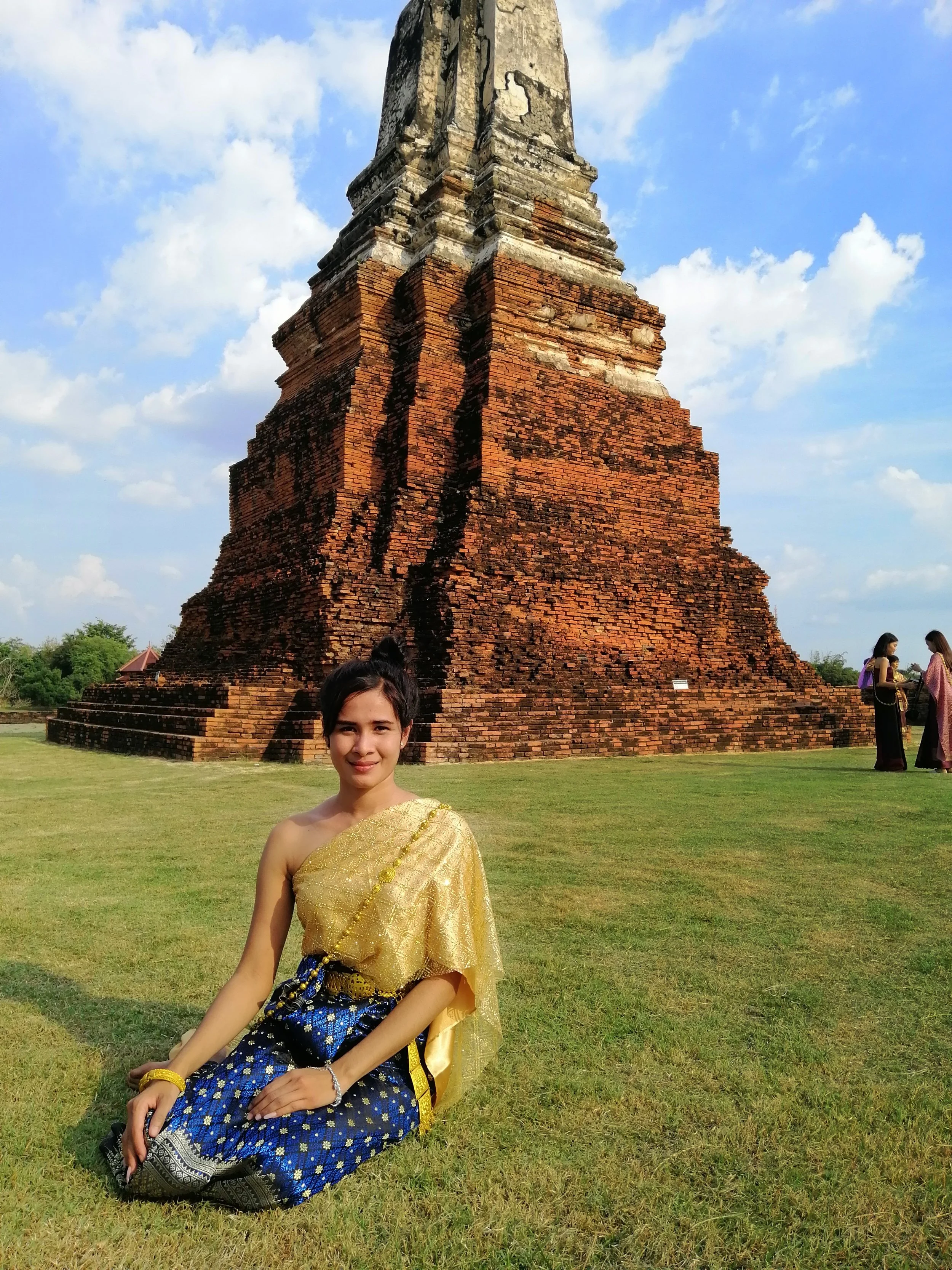 2018 Ayutthaya Pics with Gift in Traditional Dress (143).jpg