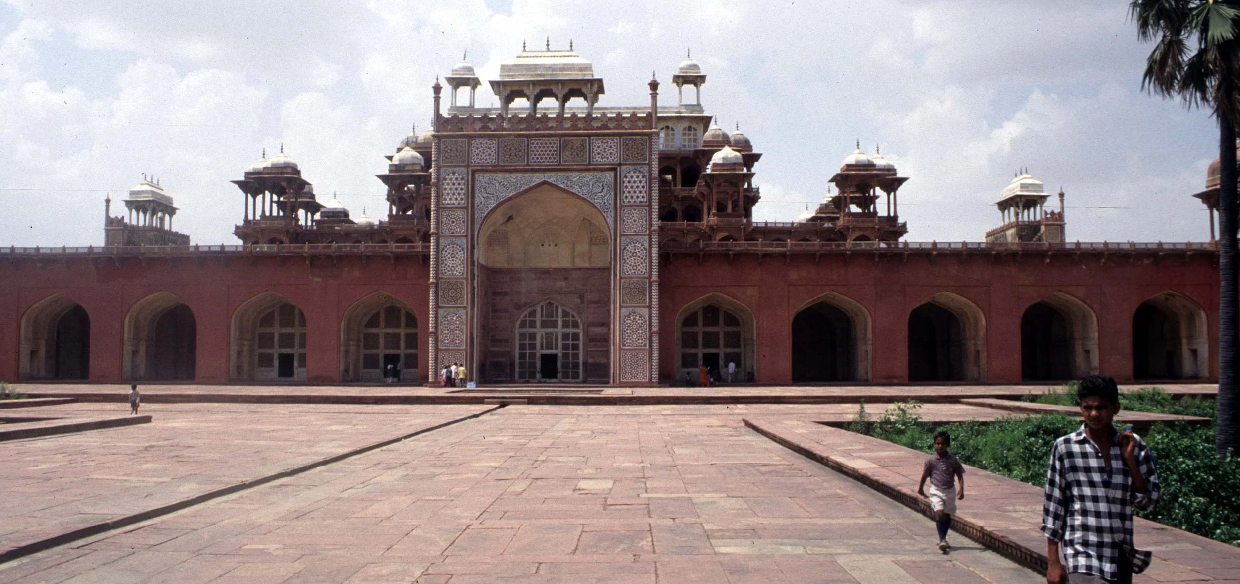 INDIA - AGRA - CASTLE NEAR TAJ MAHAL.jpg