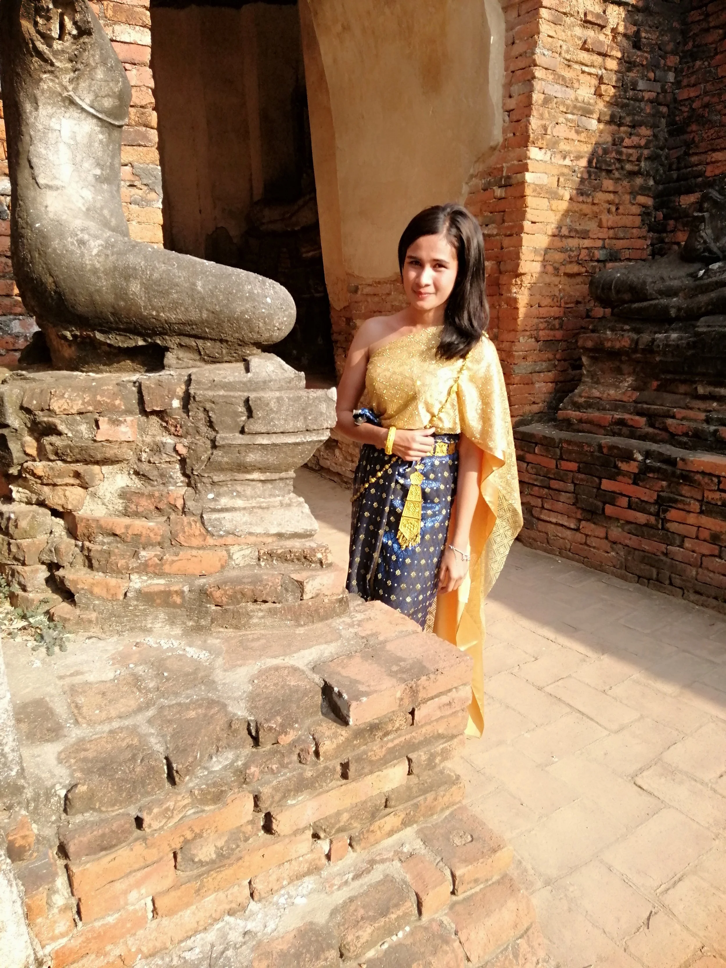2018 Ayutthaya Pics with Gift in Traditional Dress (161).jpg
