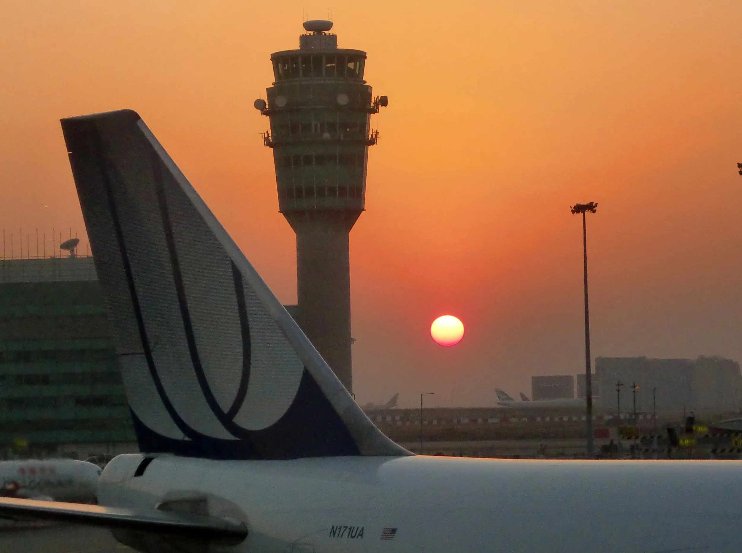 HONG KONG INTERNATIONAL AIRPORT - ON THE WAY TO INDIA! (2).JPG