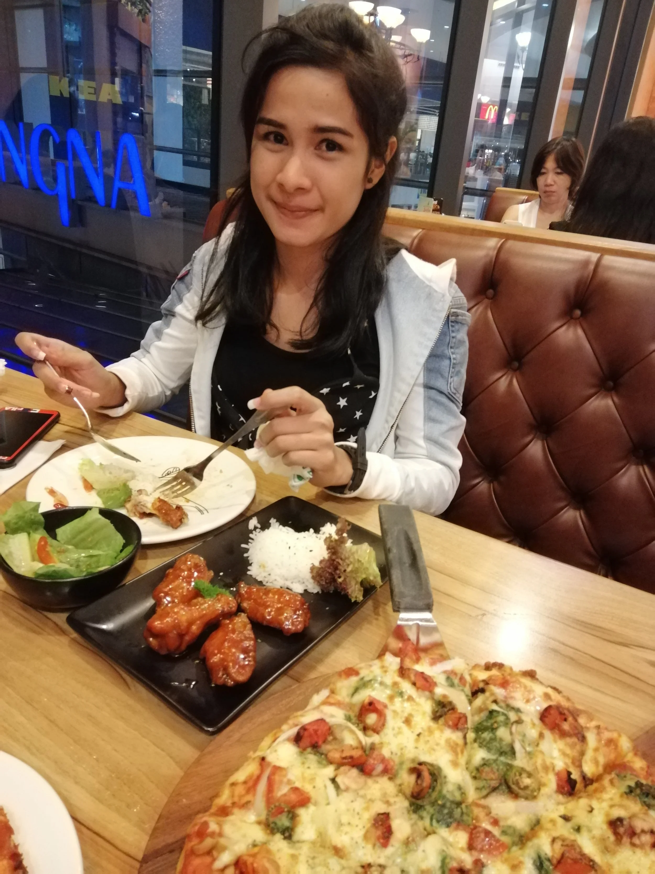 2018 Pics with Gift in Thailand (171).jpg