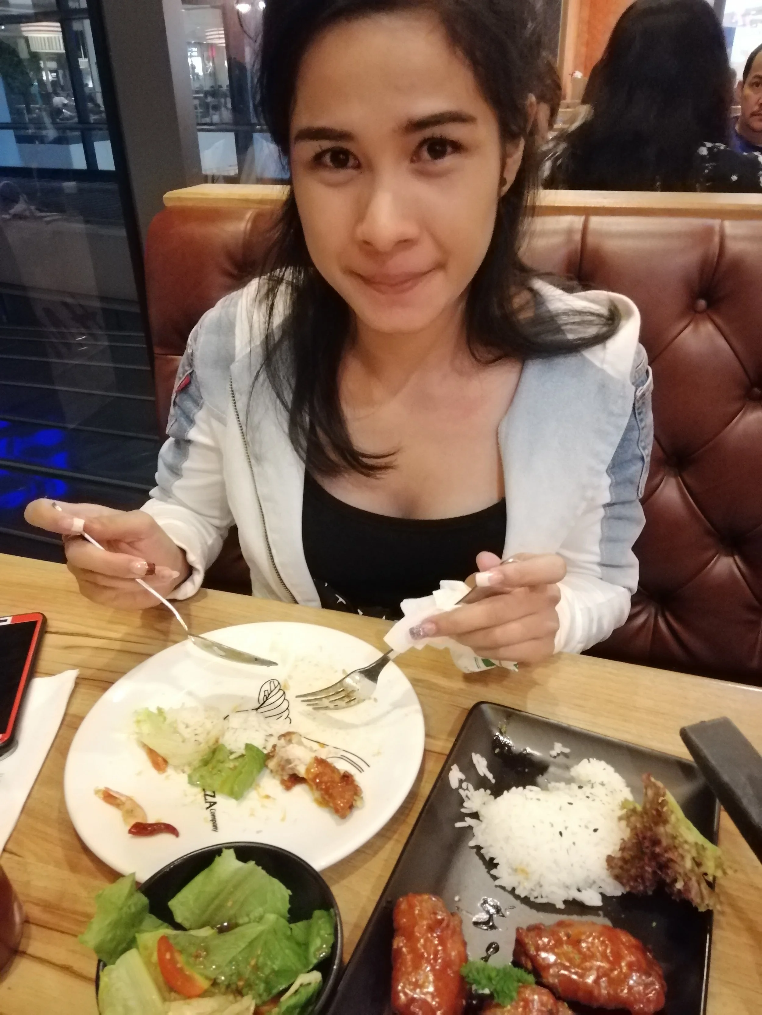 2018 Pics with Gift in Thailand (169).jpg