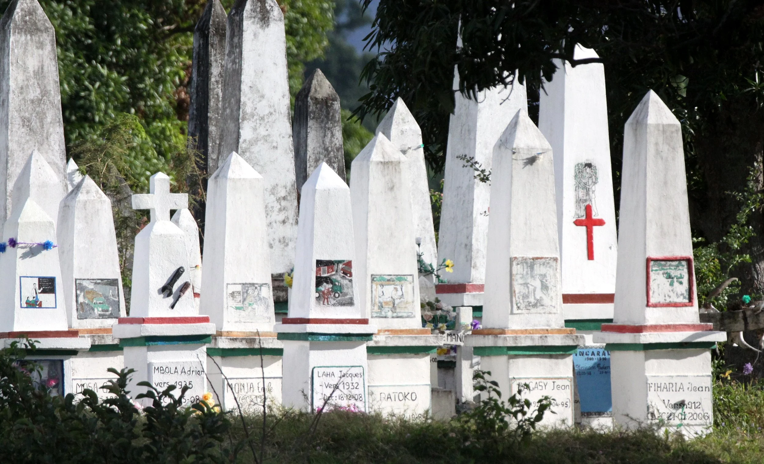 FORT DAUPHIN - MAHAFALY TOMB ART (6).JPG