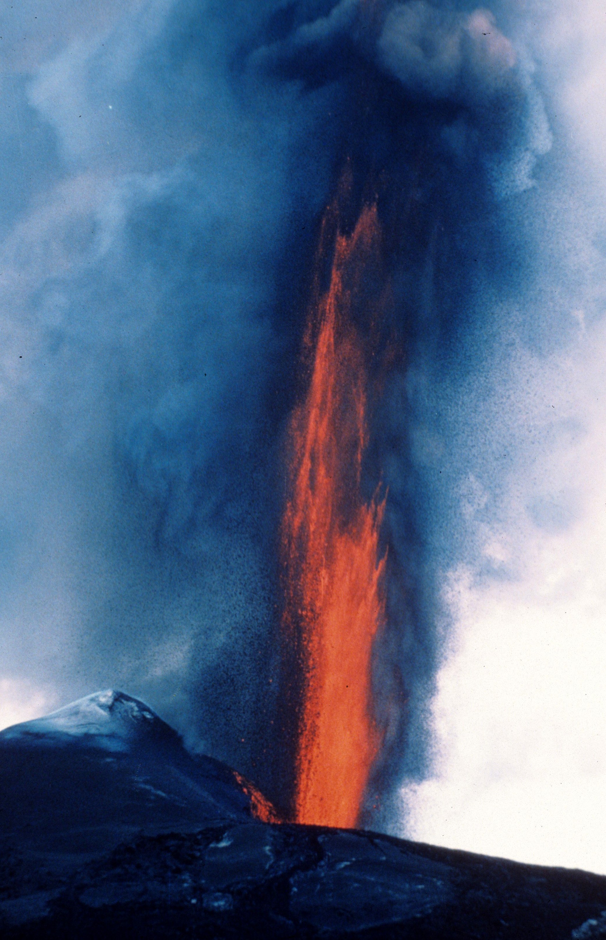 HAWAII - HAWAII - VOLCANOES NP - LAVA ERUPTION.jpg