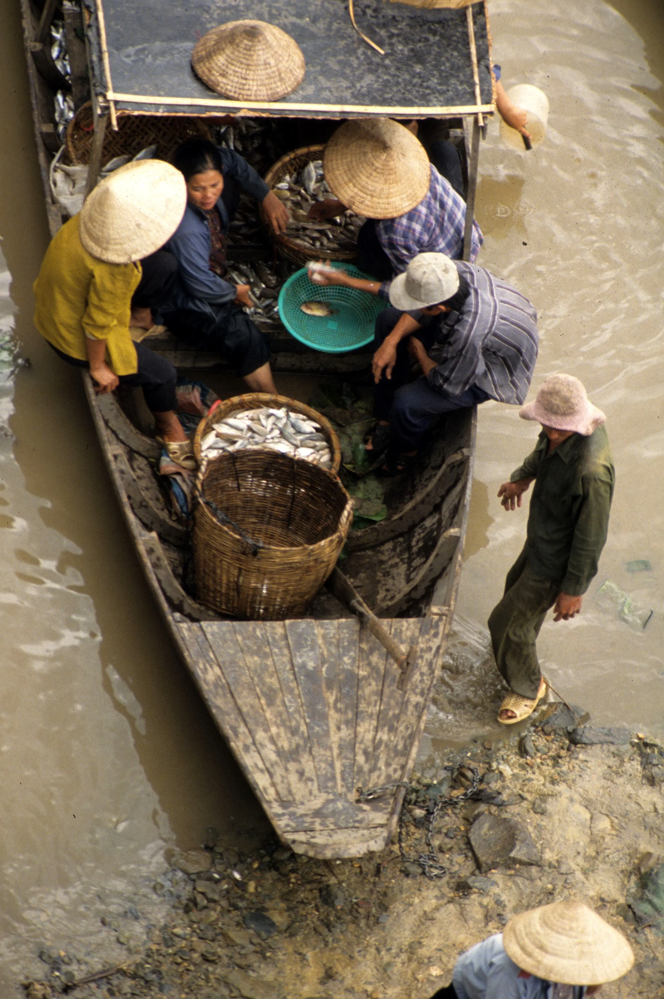 CAT TIEN FLOATING MARKET - 1994 (2).jpg