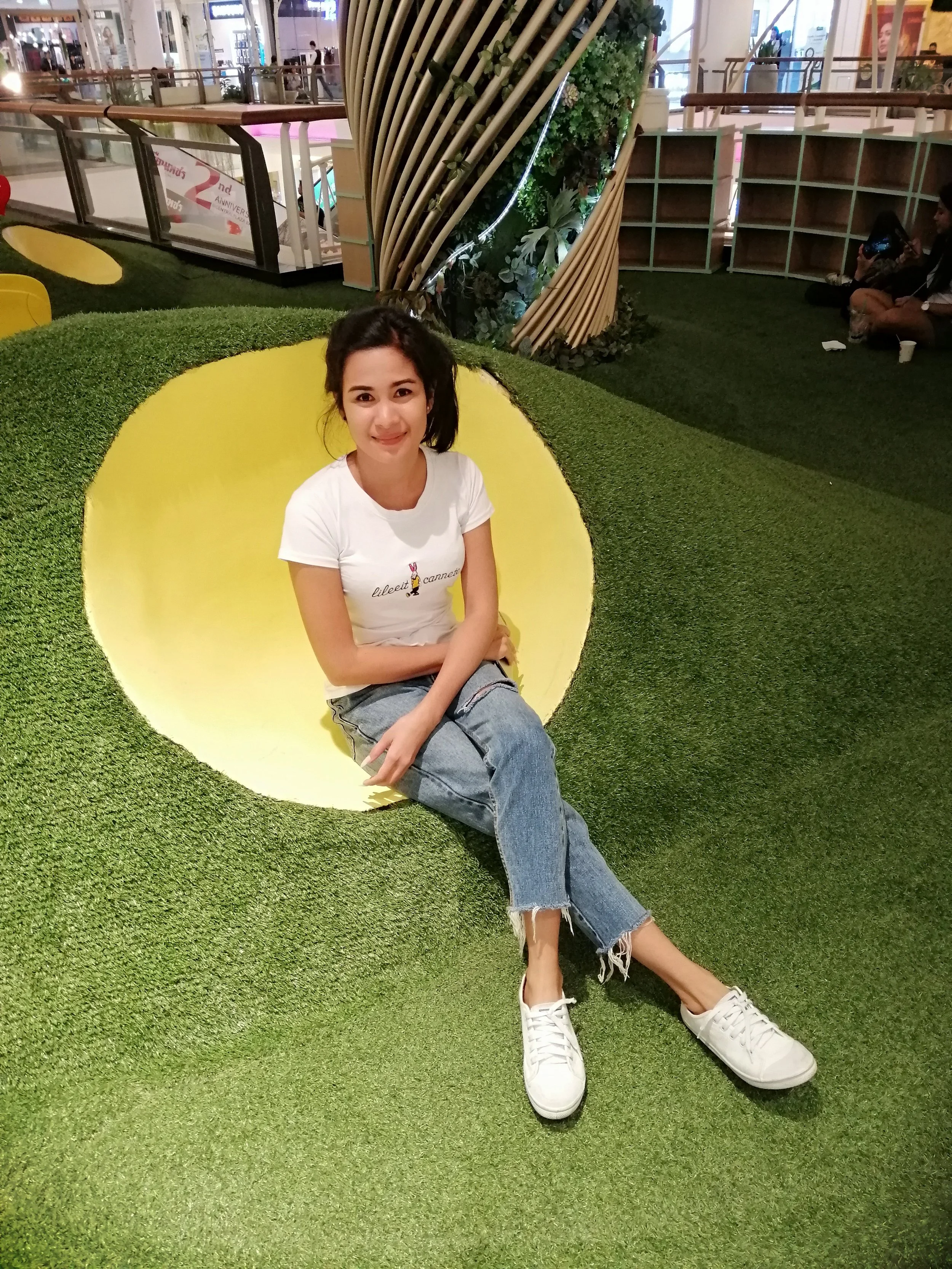2018 Pics with Gift in Thailand (132).jpg