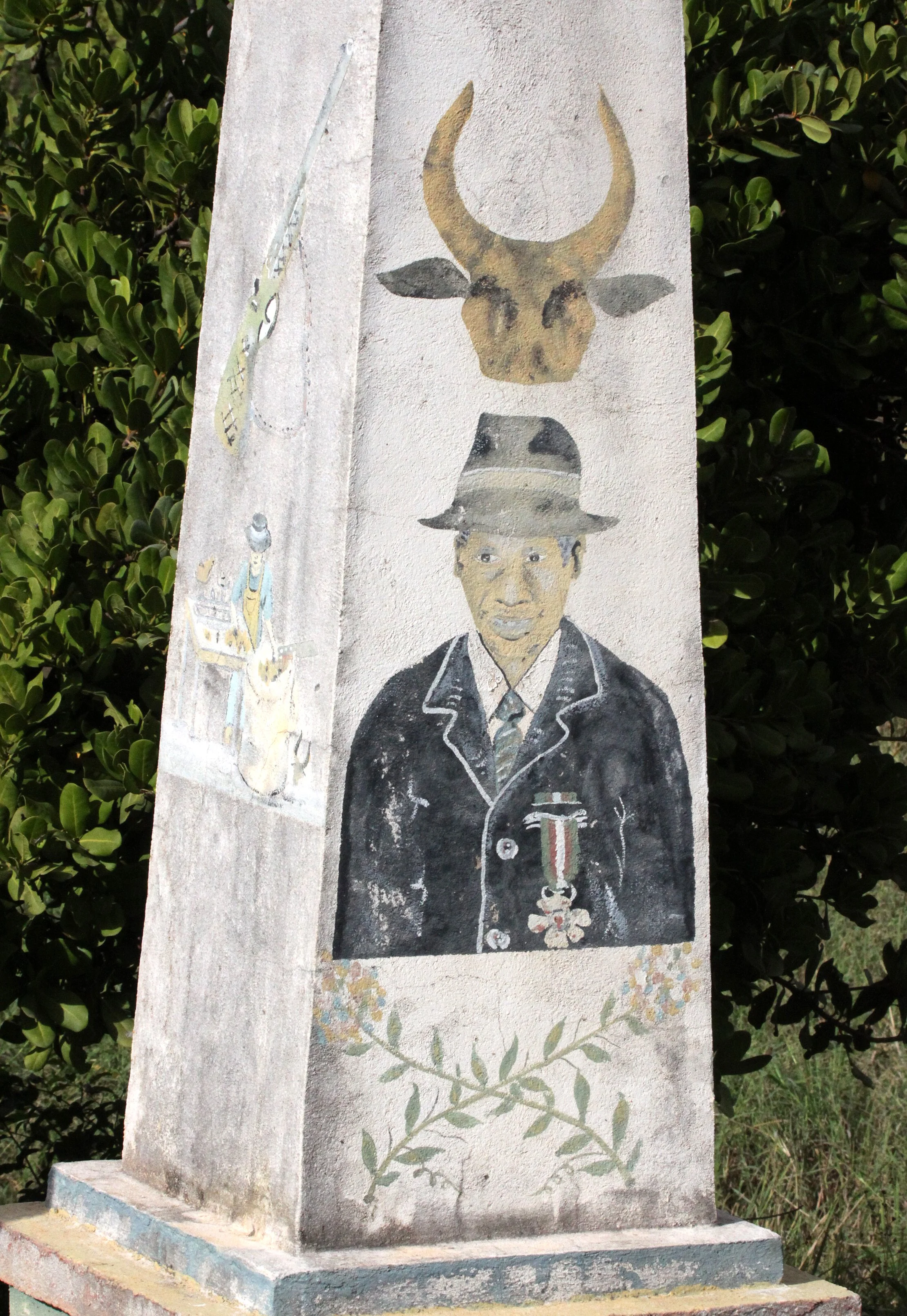 FORT DAUPHIN - MAHAFALY TOMB ART.JPG