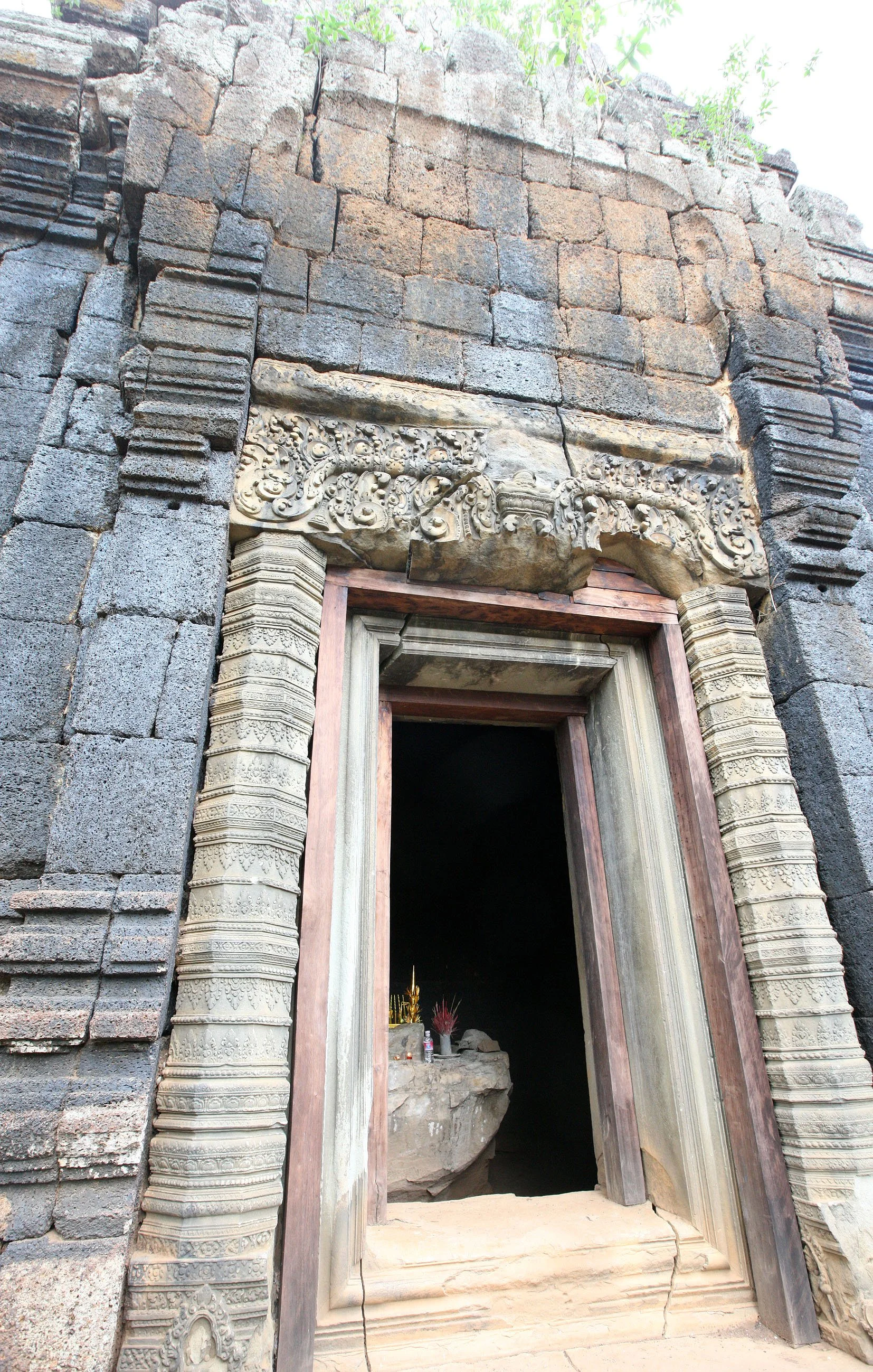 KOH KER TEMPLE - CAMBODIA - JULY 2010 (8).JPG
