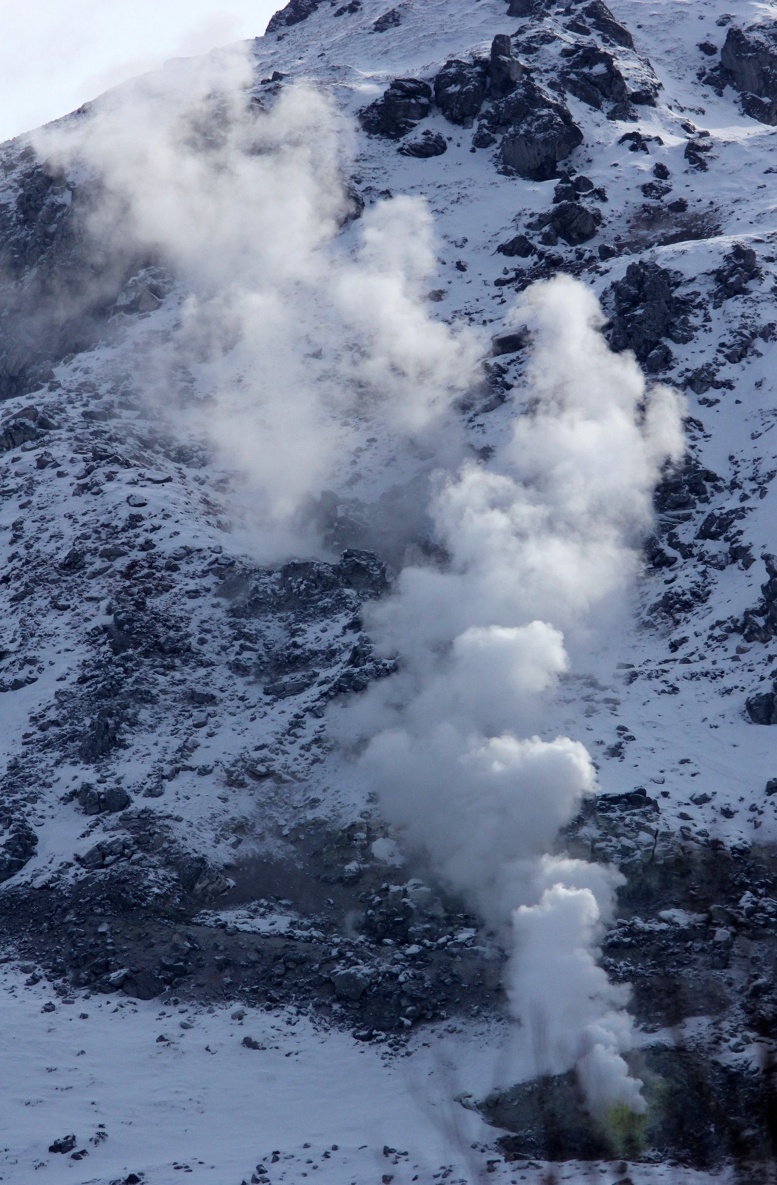 KUSSHARO LAKE - HOKKAIDO JAPAN - MT IWO FUMAROLES (2).JPG