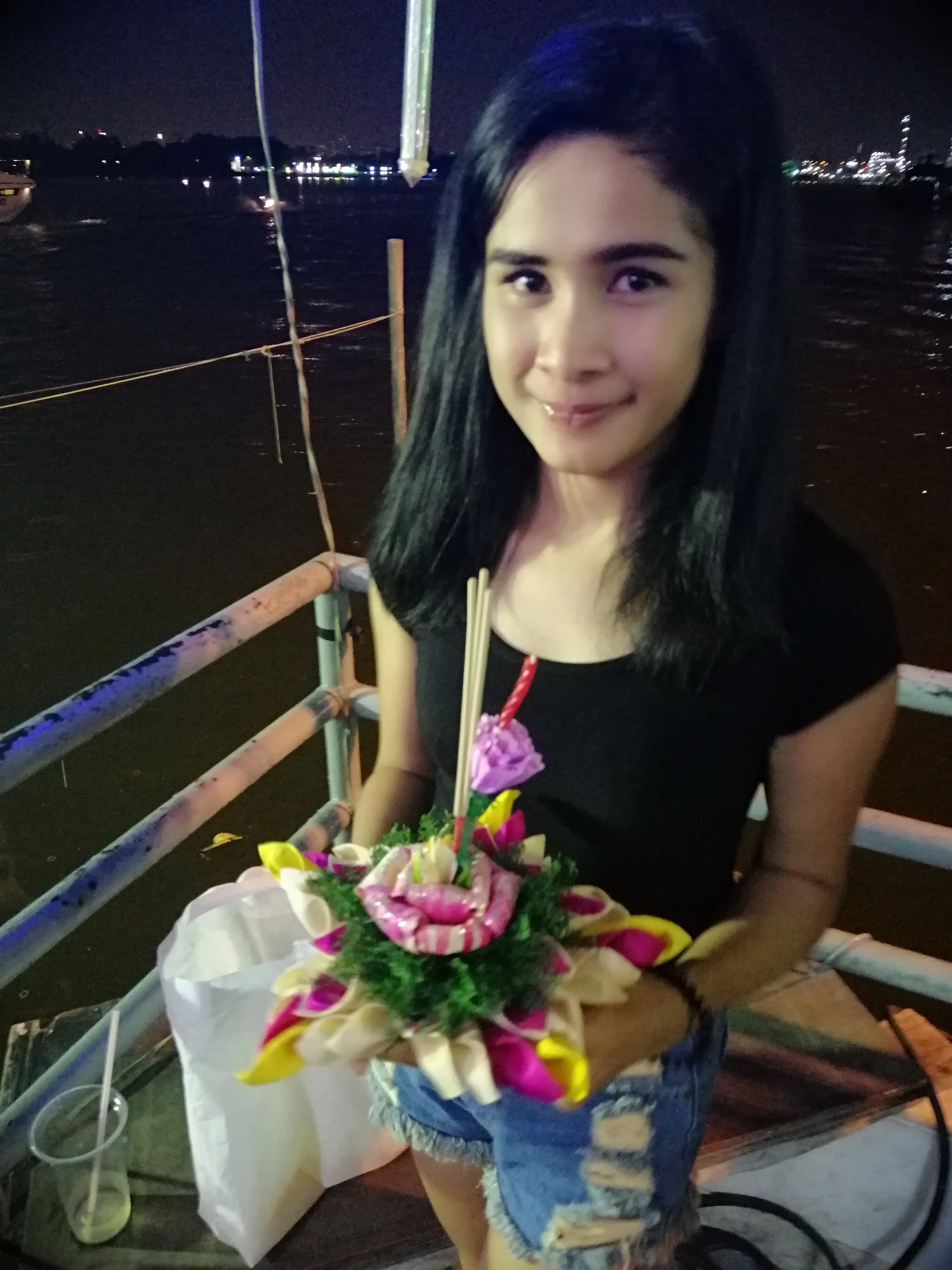 2018 Pics with Gift in Thailand (104).jpg